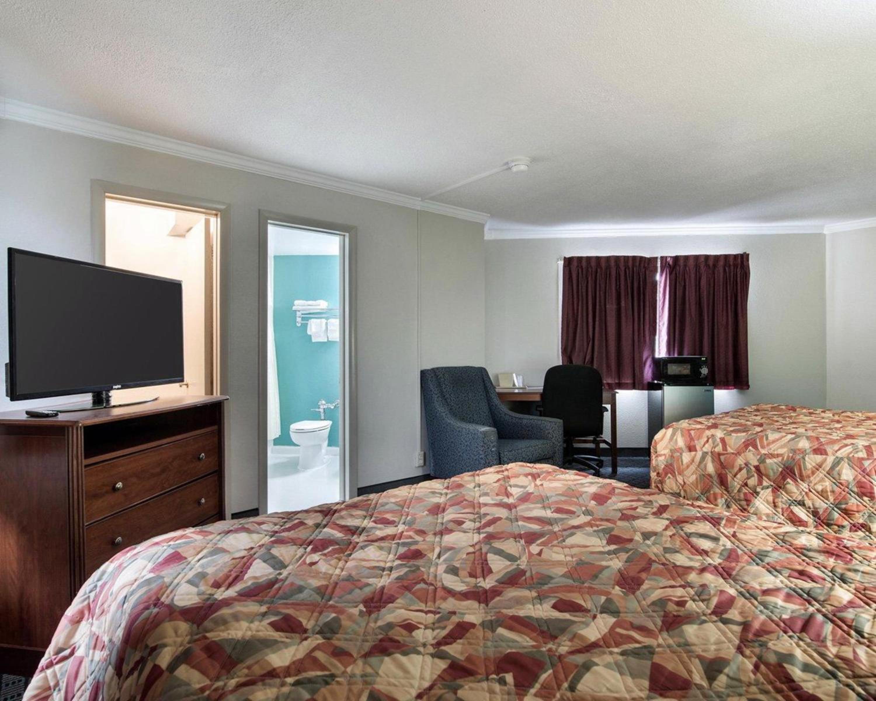 Queen Room with Two Queen Beds - Smoking - Photo 2