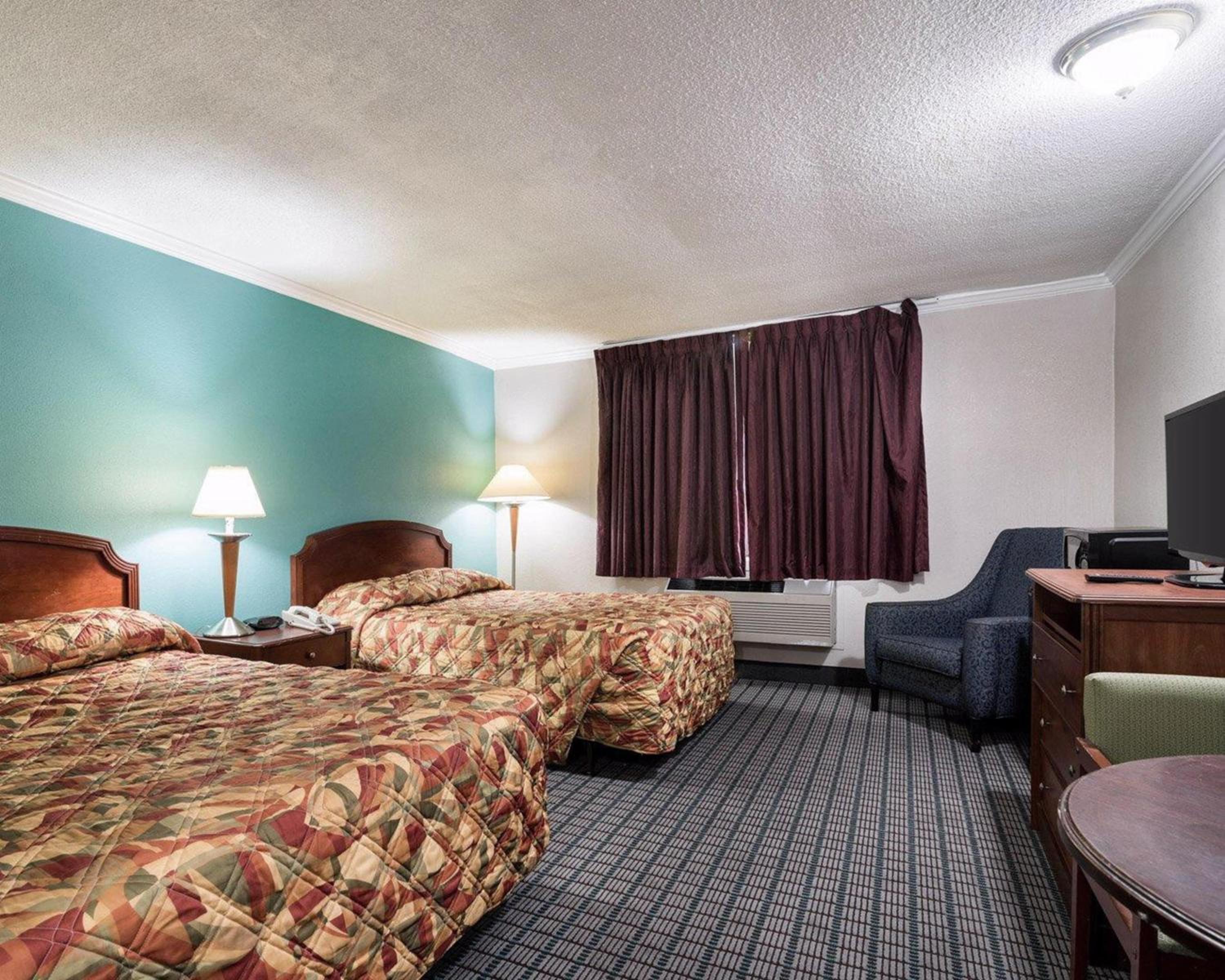 Queen Room with Two Queen Beds - Smoking - Photo 4