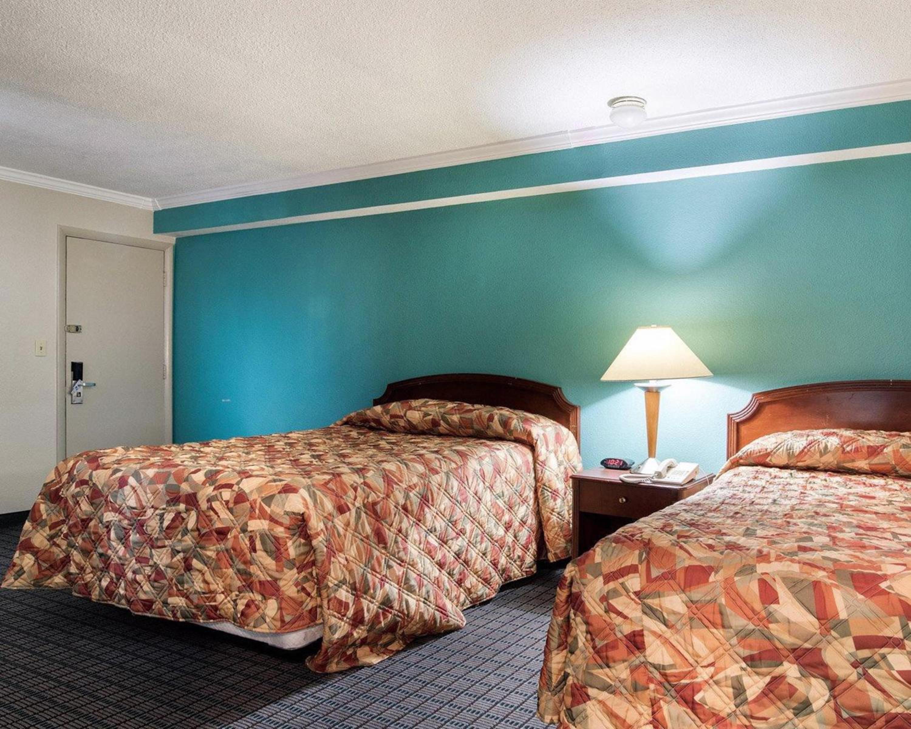 Queen Room with Two Queen Beds - Smoking - Photo 3