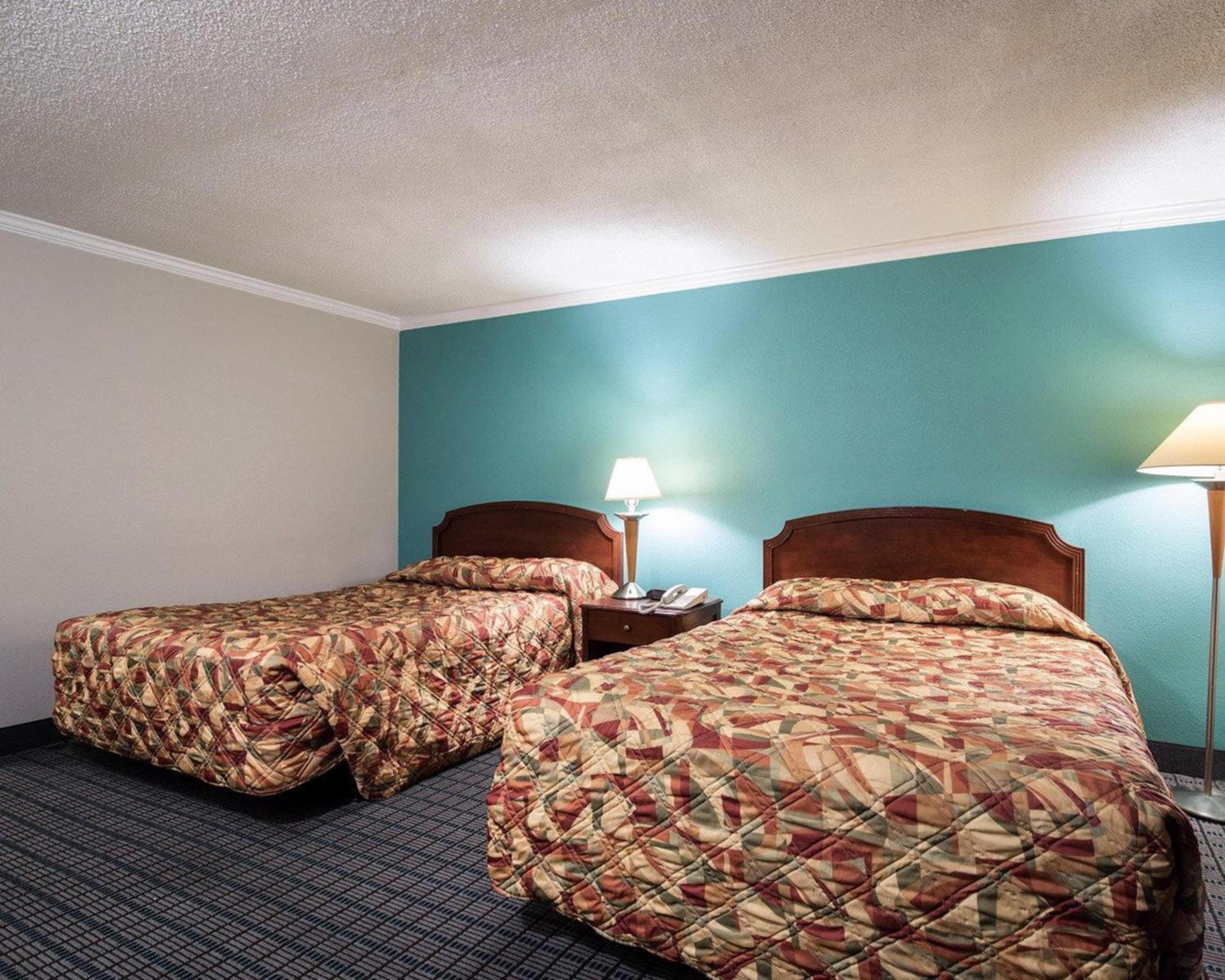 Queen Room with Two Queen Beds - Smoking - Photo 5