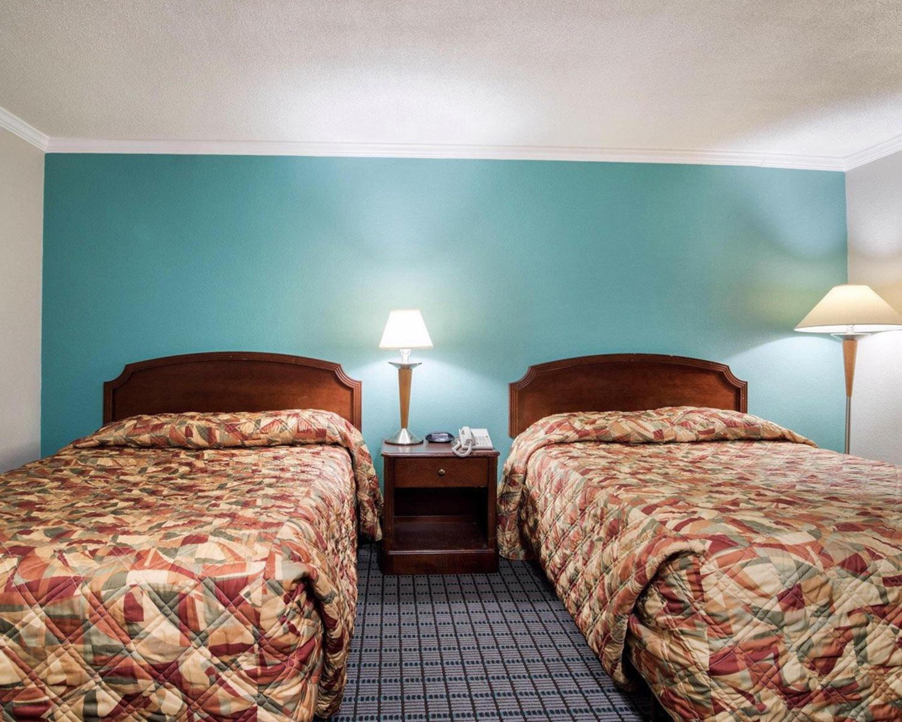 Queen Room with Two Queen Beds - Smoking - Photo 9