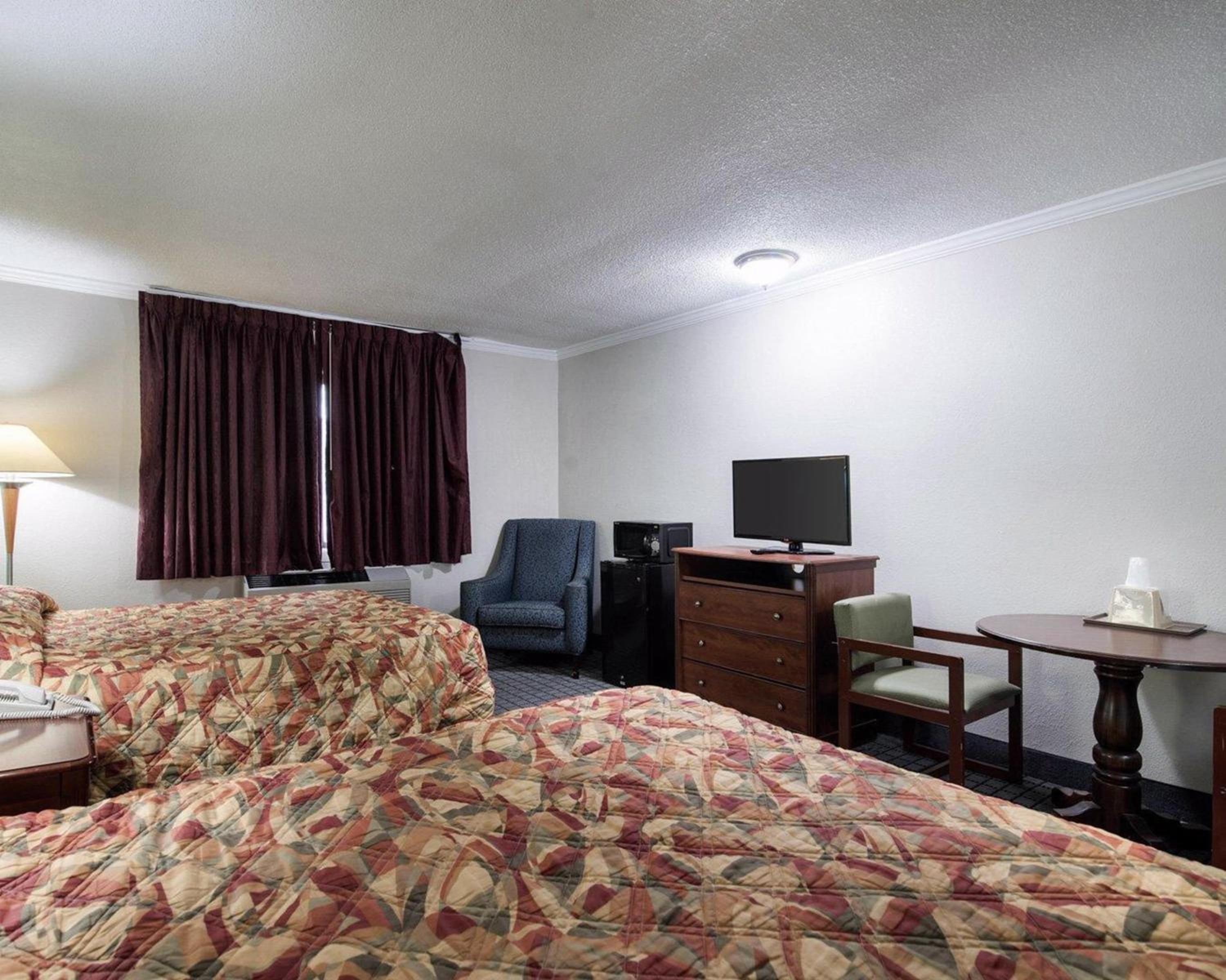 Queen Room with Two Queen Beds - Smoking - Photo 8