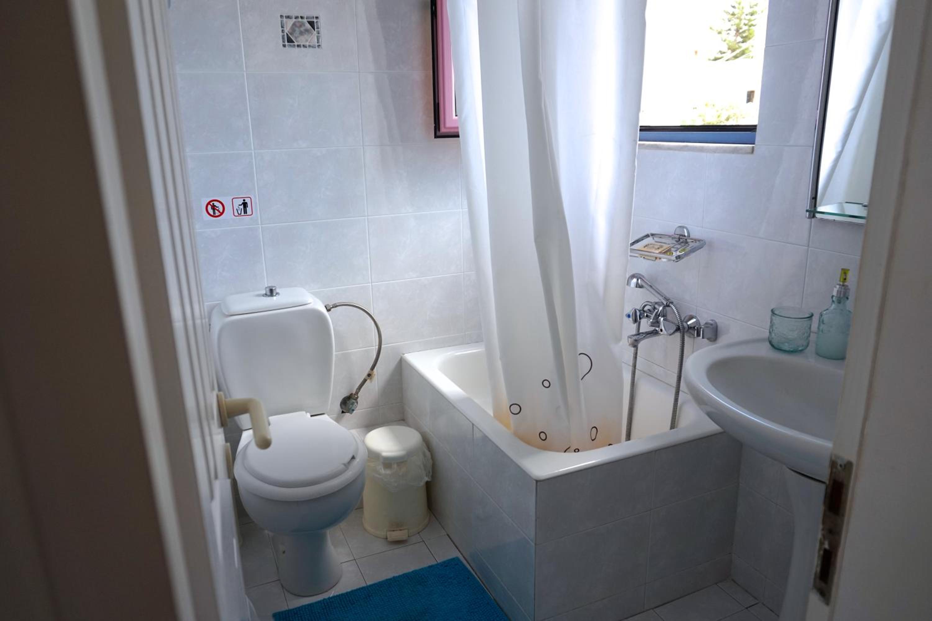 One-Bedroom Apartment (2 Adults + 1 Child) 1st Floor photo 3