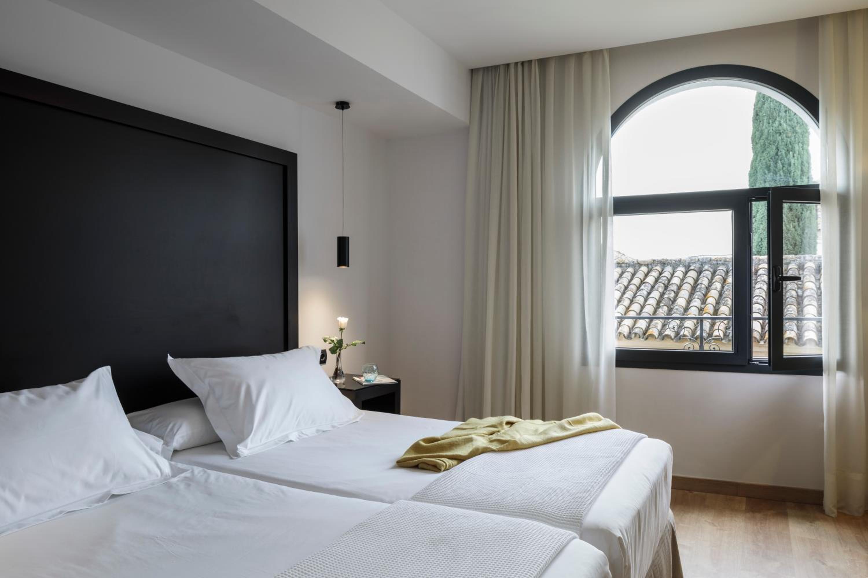 Standard Double or Twin Room (1-2 Adults) - Photo 11
