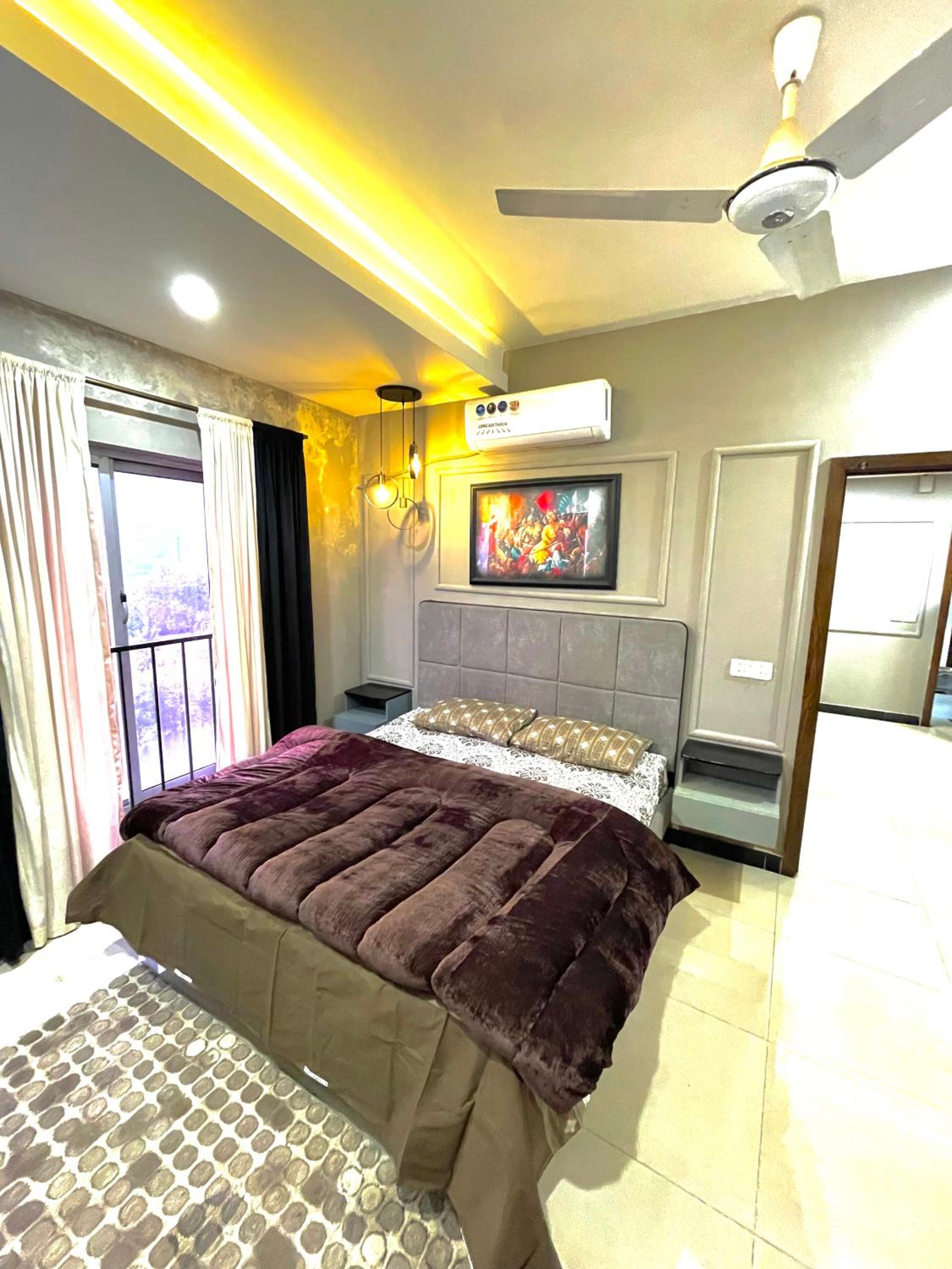 Deluxe Double Room with Balcony photo 3