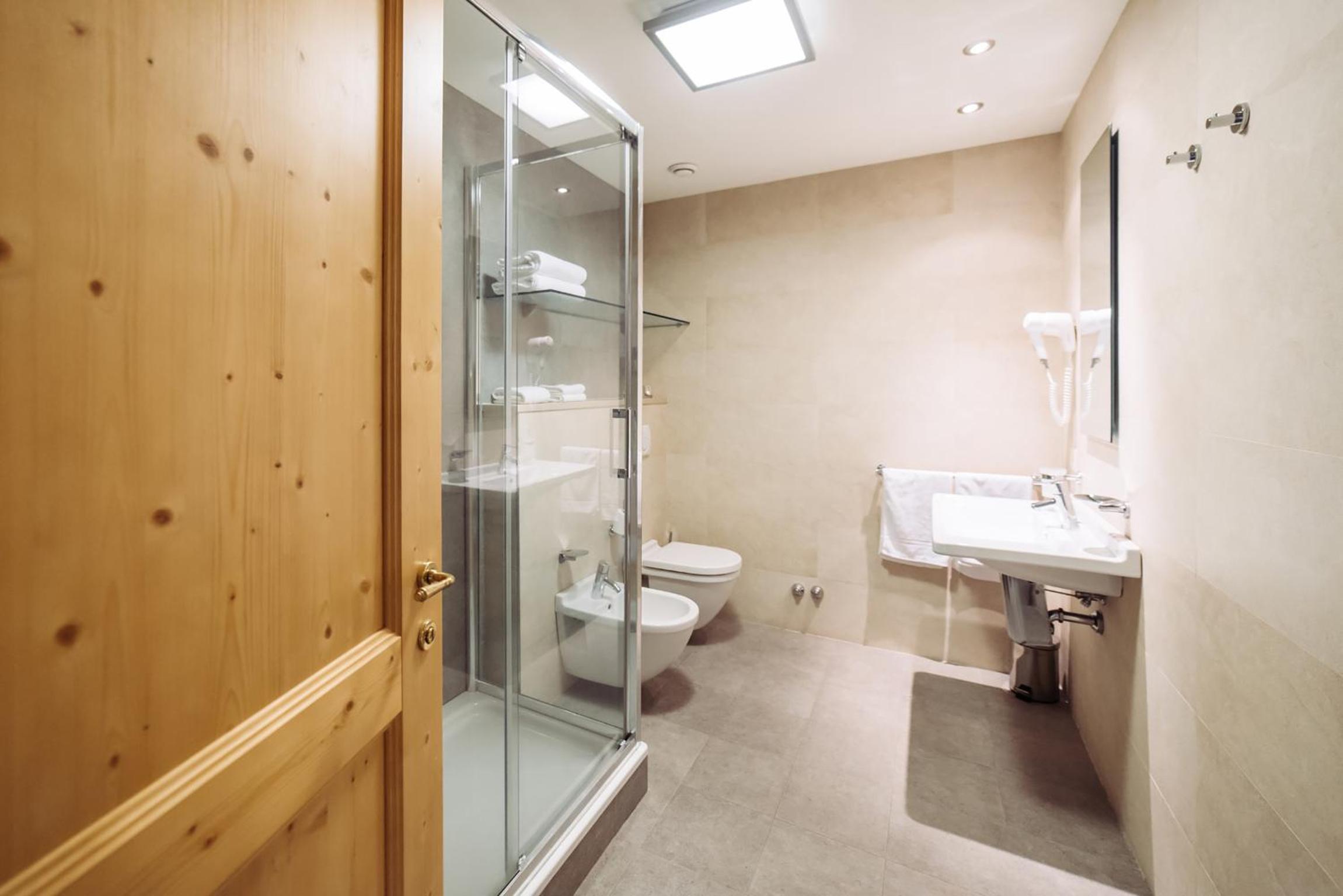 Superior Triple Room with Spa Access - Photo 11