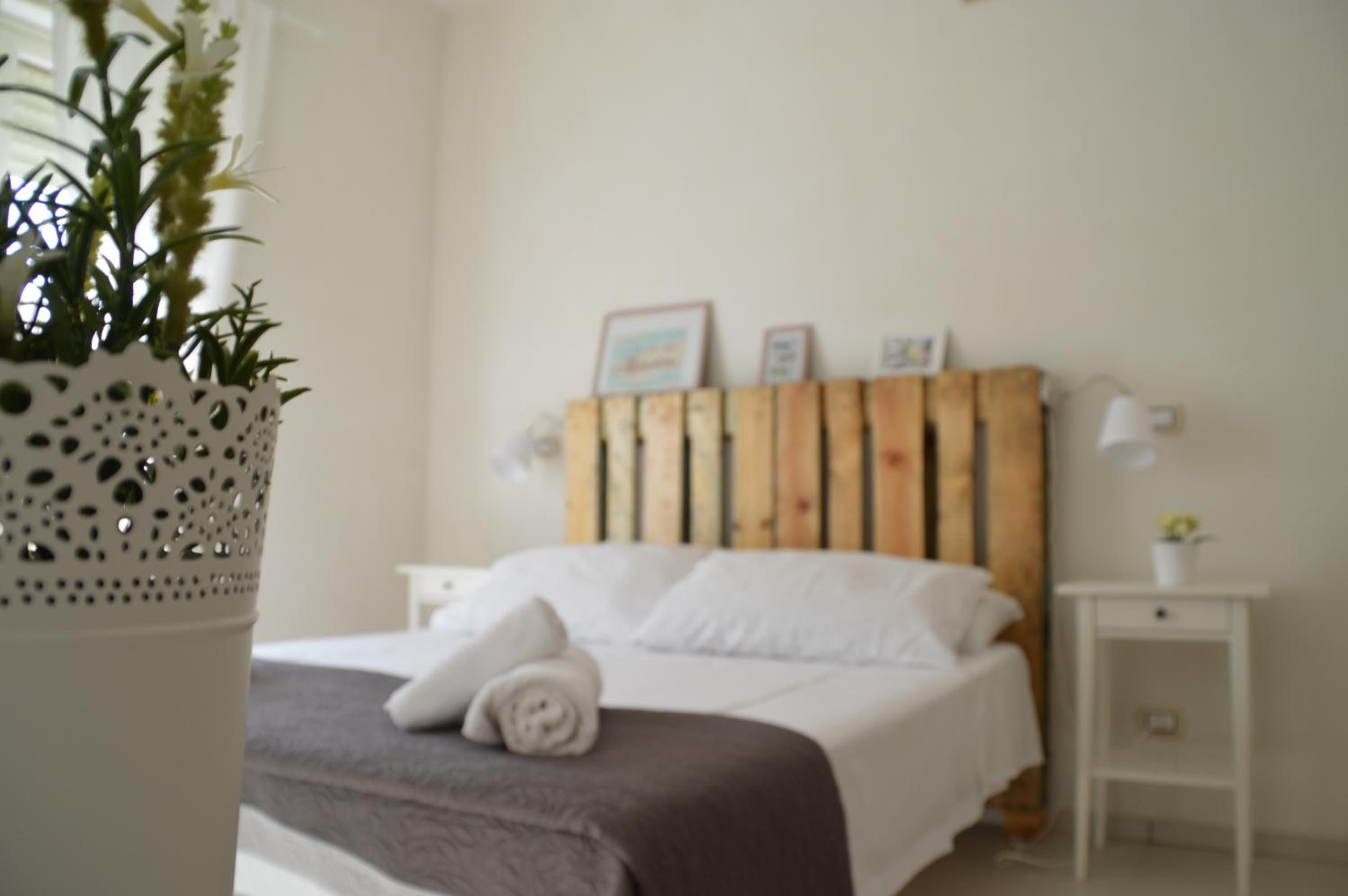 Deluxe Double Room with Balcony - Photo 9