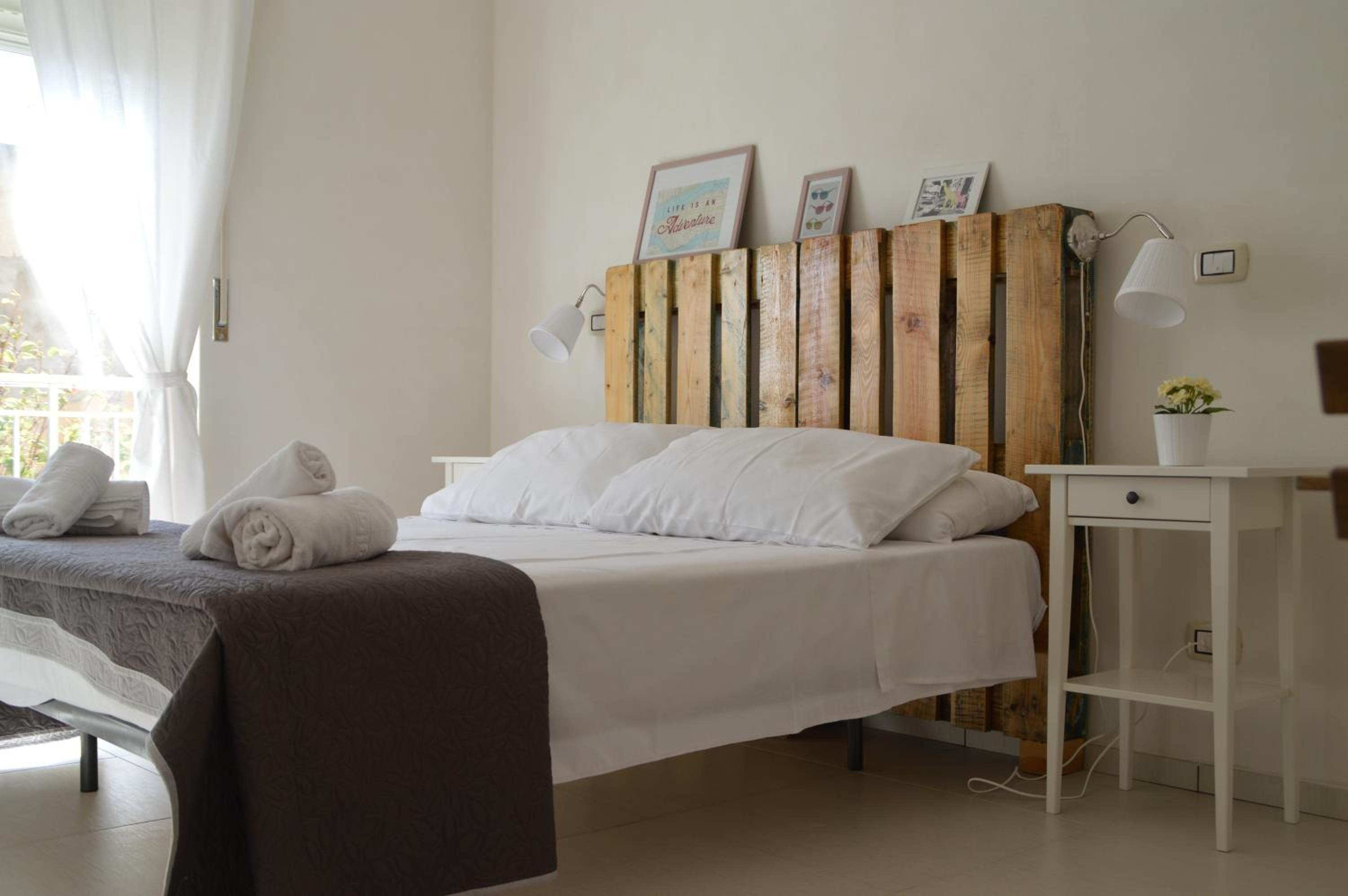 Deluxe Double Room with Balcony - Photo 14