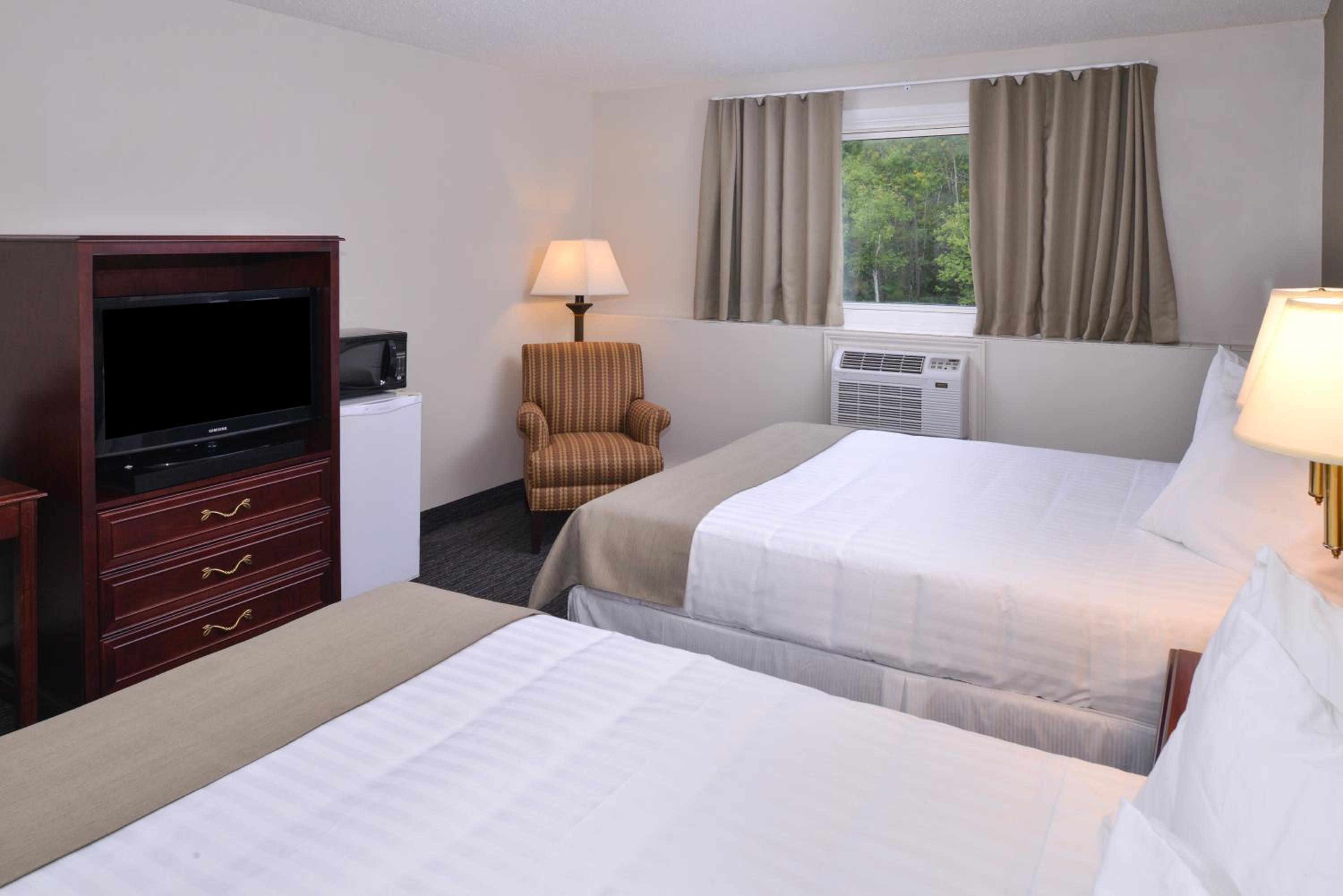 Standard Queen Room with Two Queen Beds Top Floor - Non Smoking/Top Floor photo 1