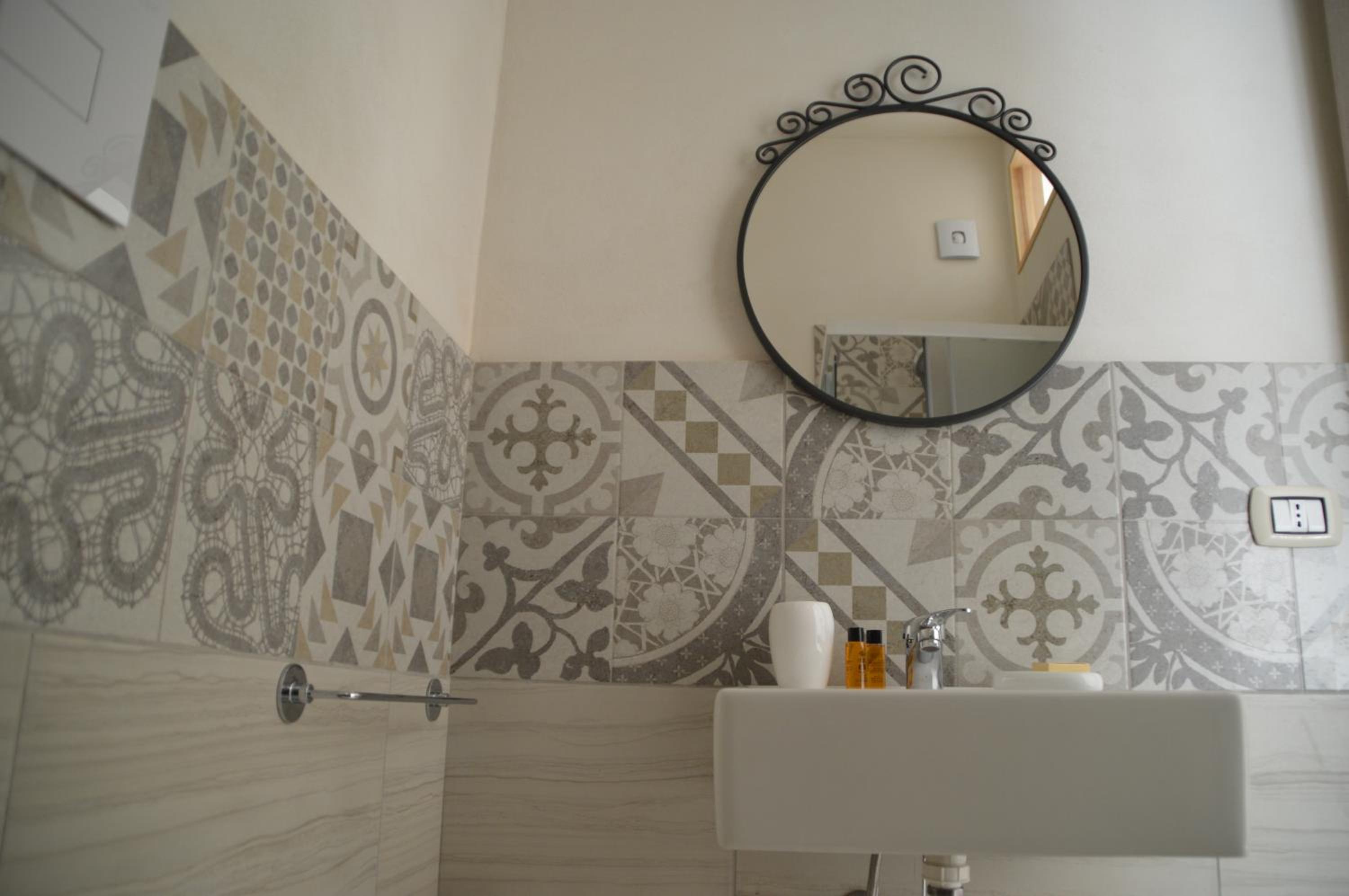 Deluxe Double Room with Balcony - Photo 4