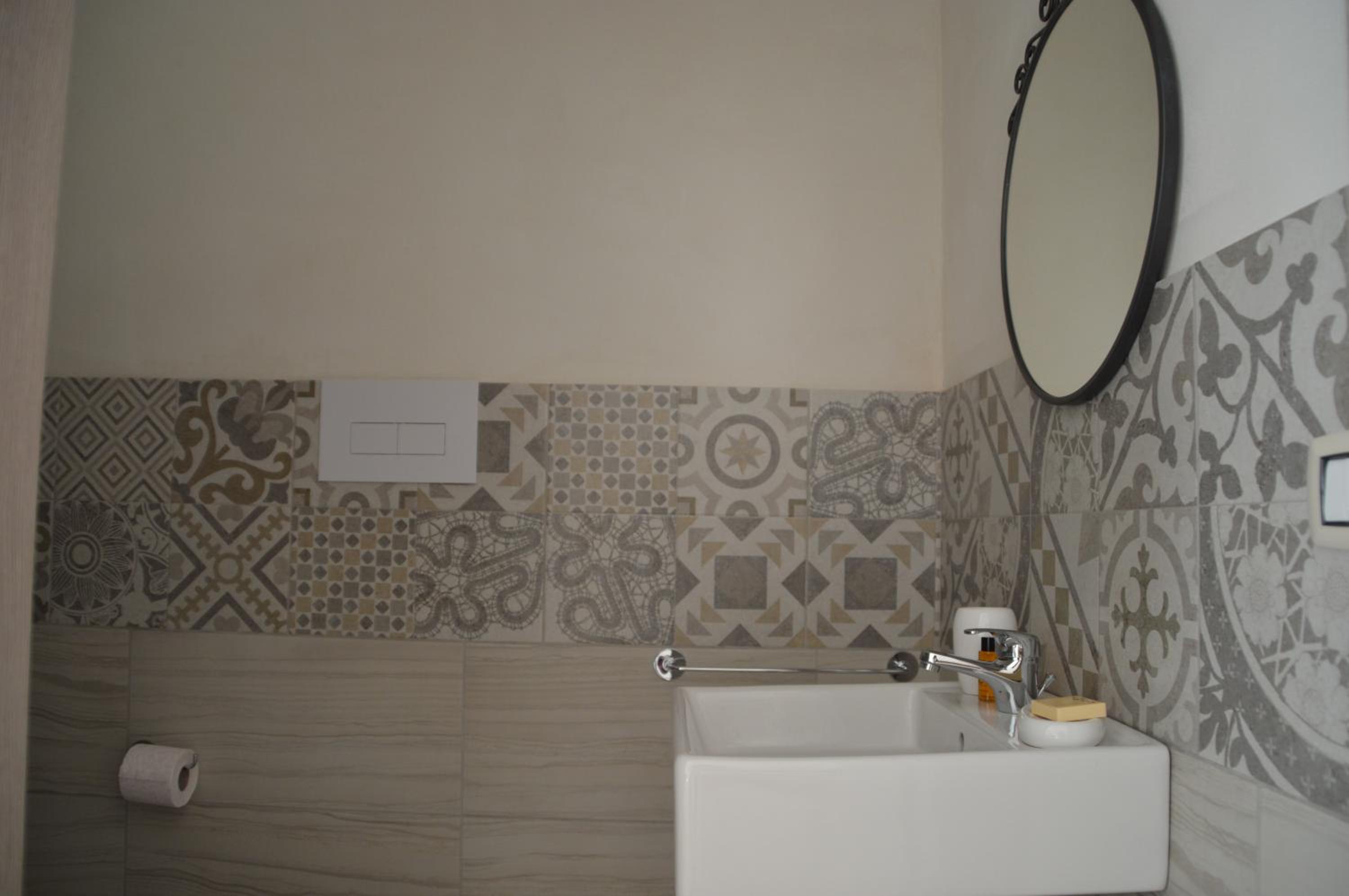 Deluxe Double Room with Balcony - Photo 3