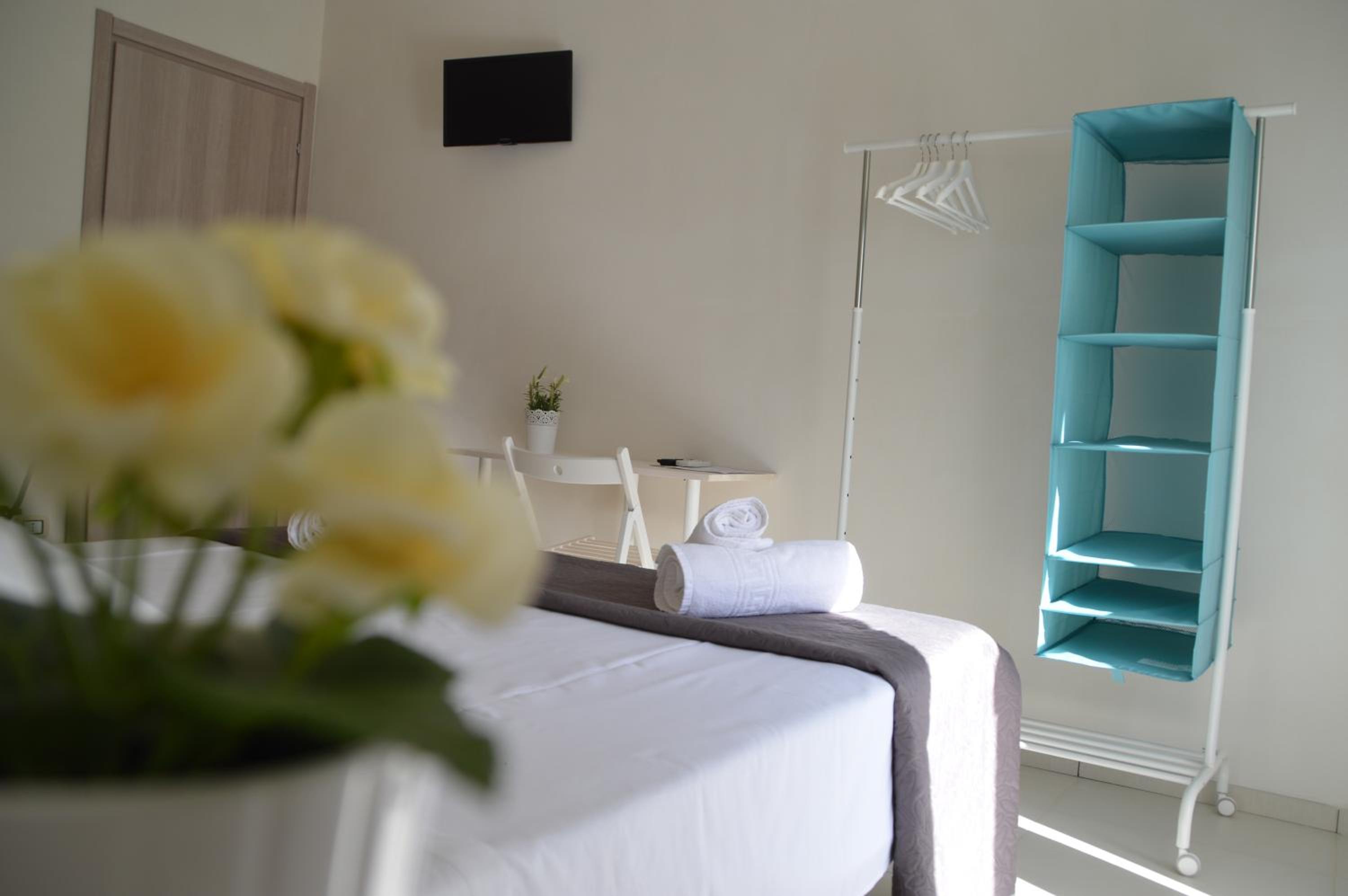 Deluxe Double Room with Balcony - Photo 6
