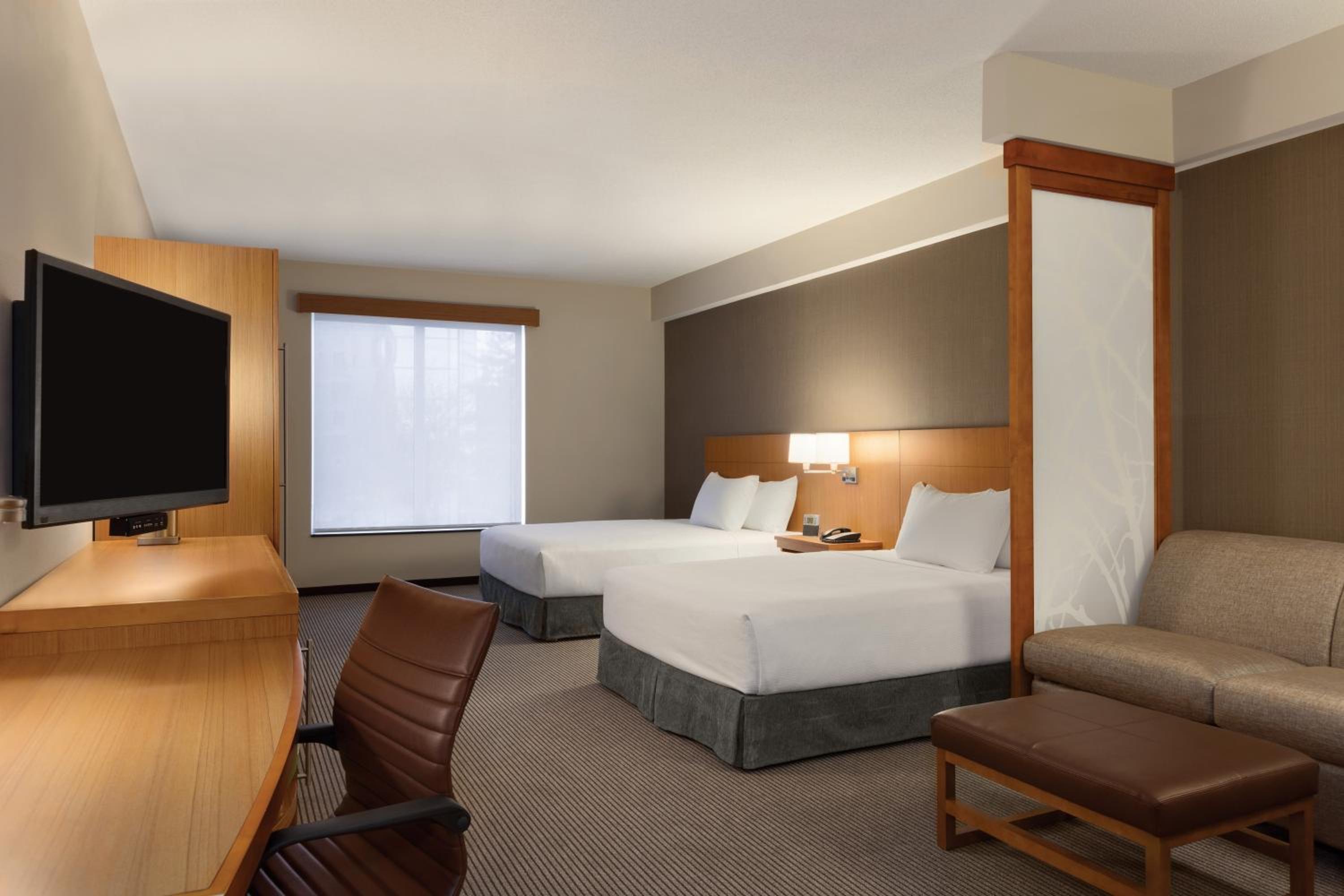 Queen Room with Two Queen Beds and Sofa Bed - High Floor photo 2