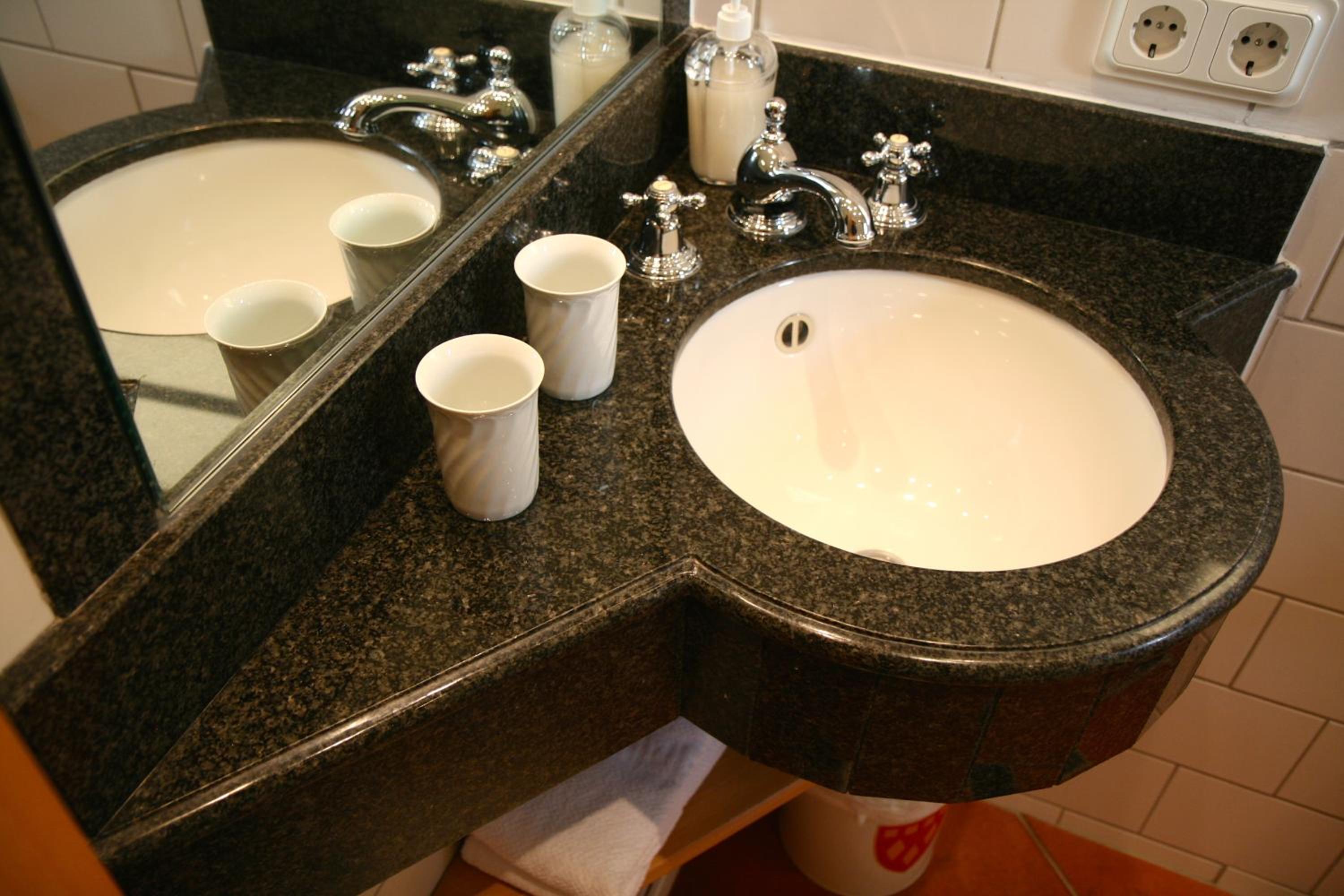 Budget Double Room - Photo 6