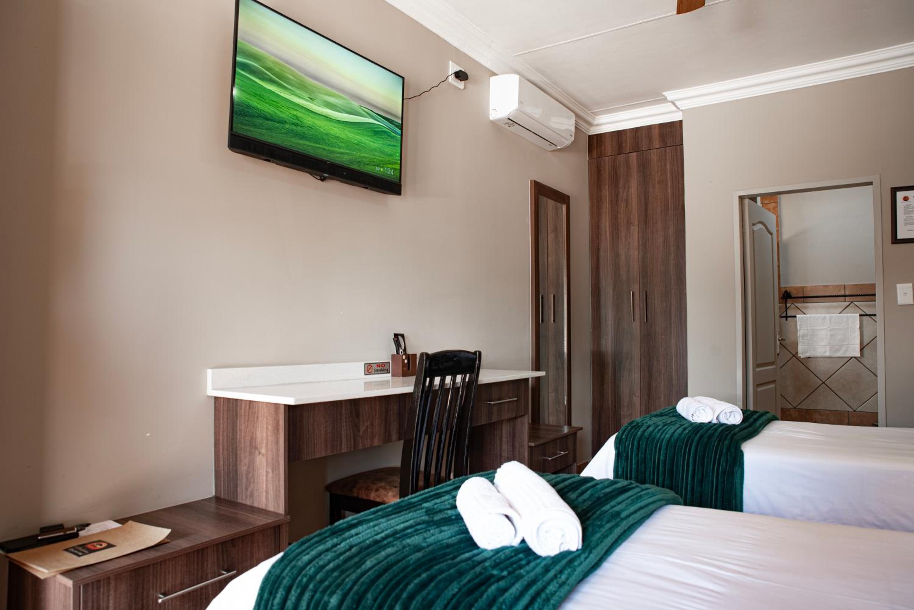 Twin Room with Bathroom photo 2