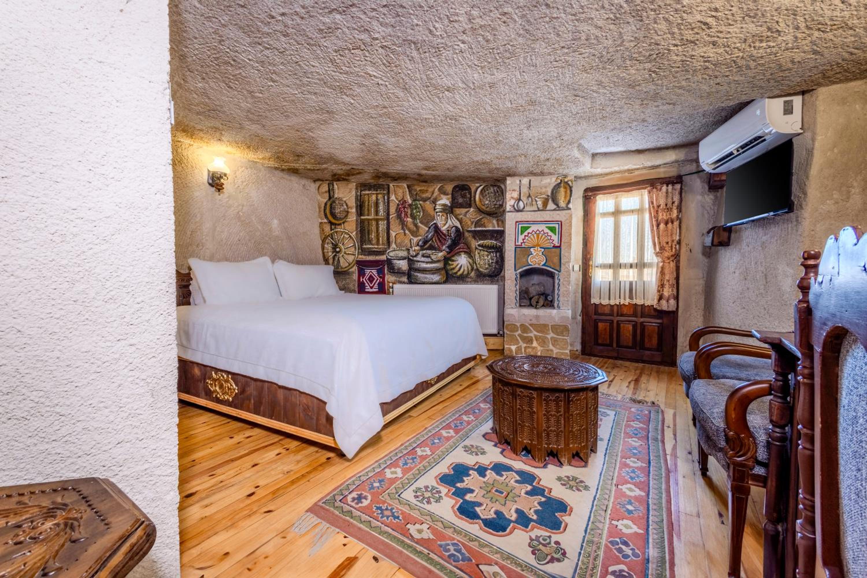 Queen Room with Balcony photo 1