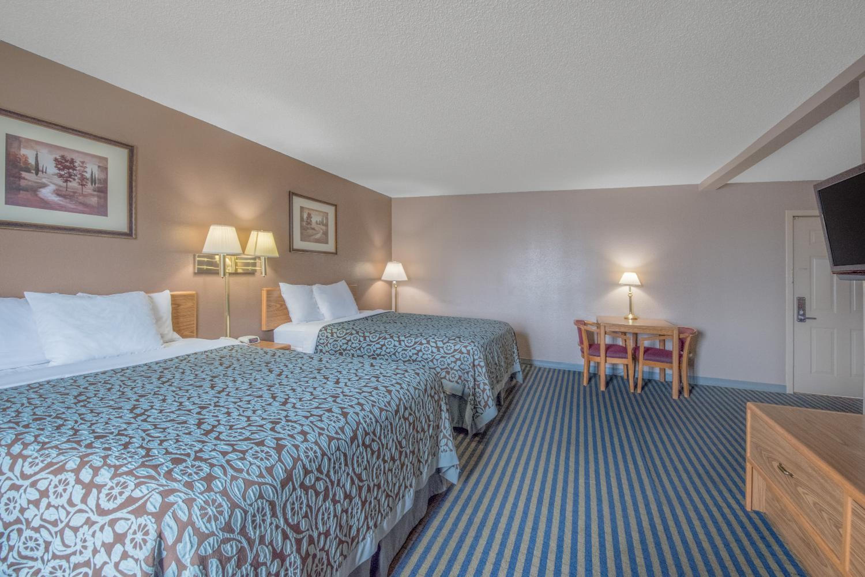 Queen Room With Two Queen Beds - Non-Smoking photo 2