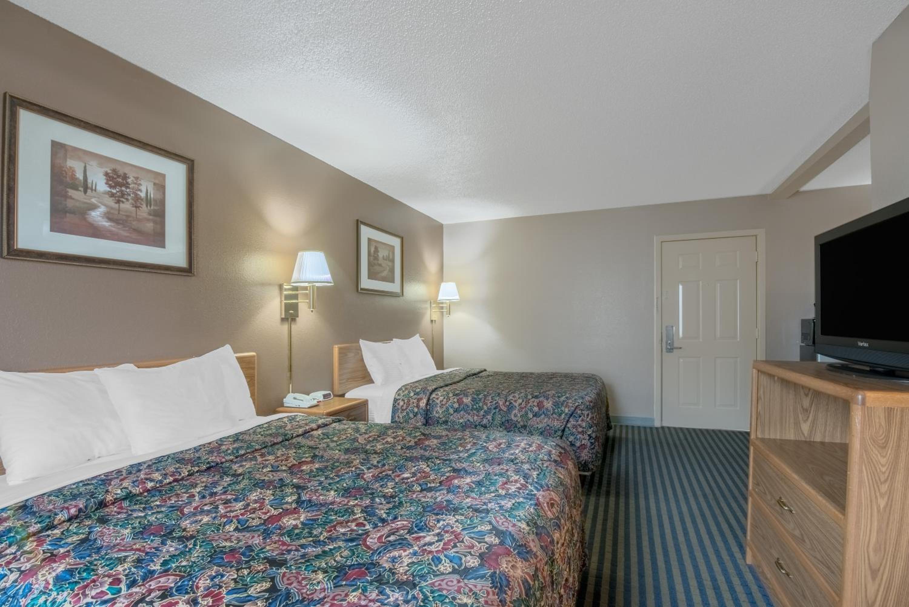 Queen Room With Two Queen Beds - Non-Smoking photo 3