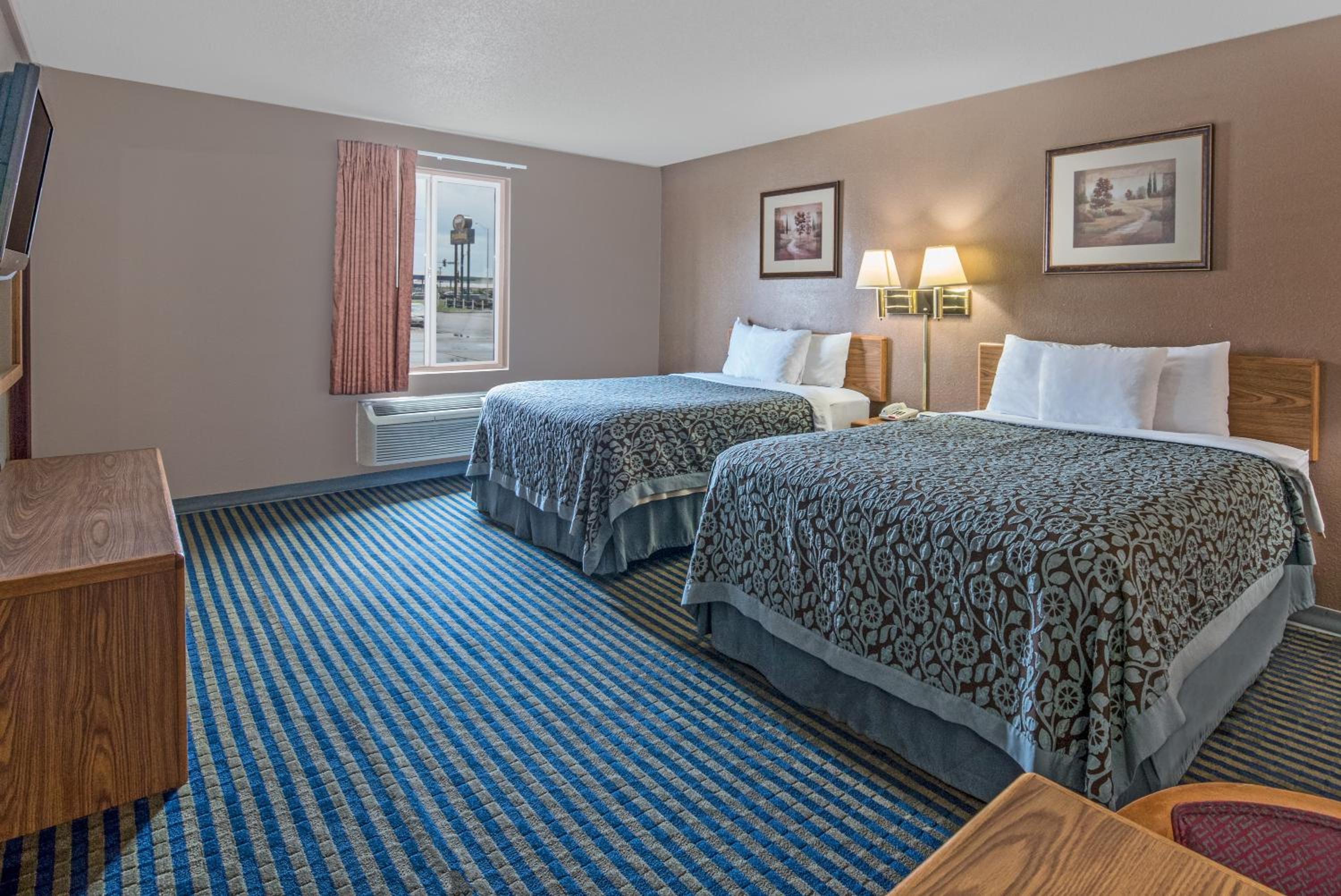 Queen Room With Two Queen Beds - Non-Smoking photo 1