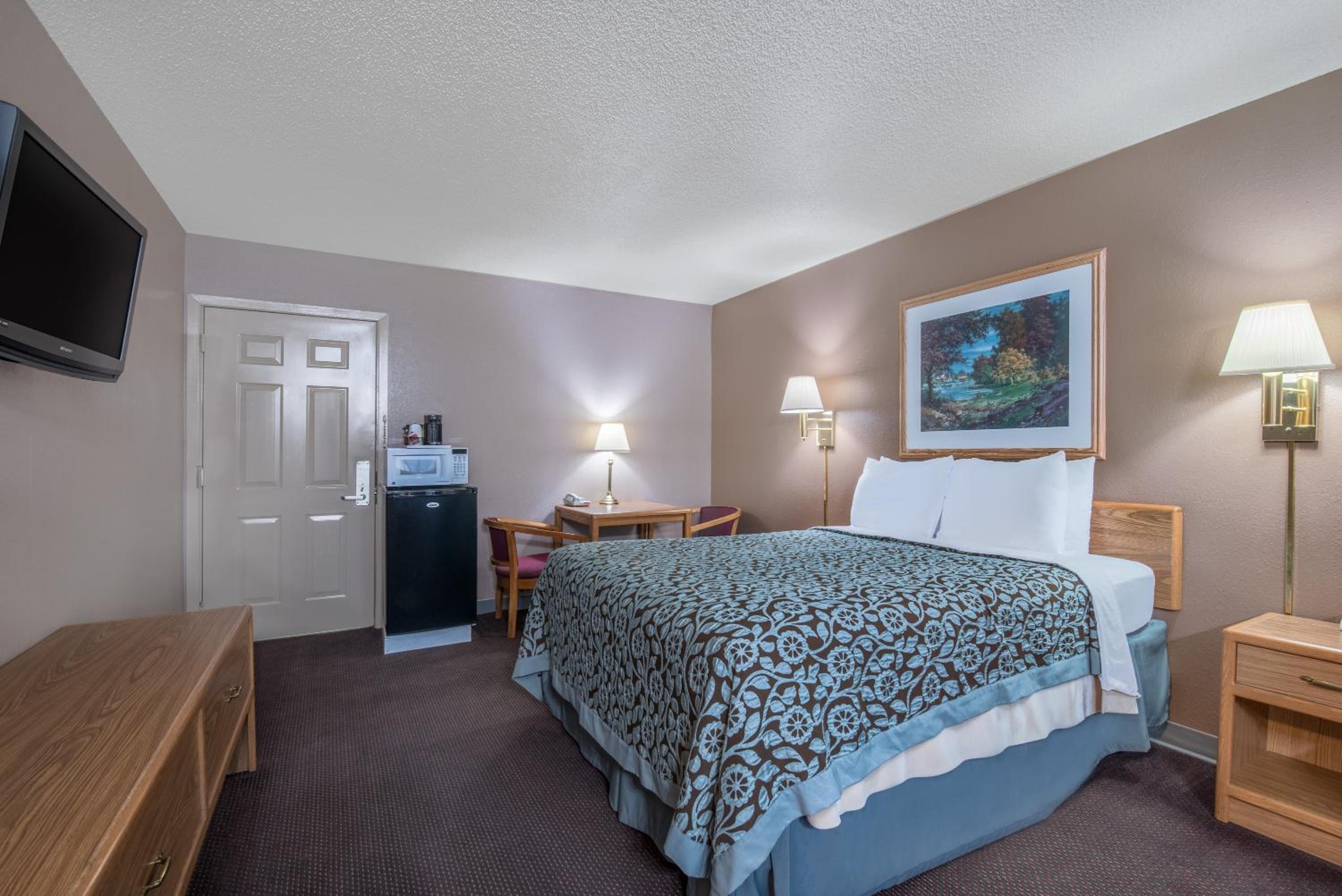 Queen Room - Pet Friendly/Non-Smoking photo 3