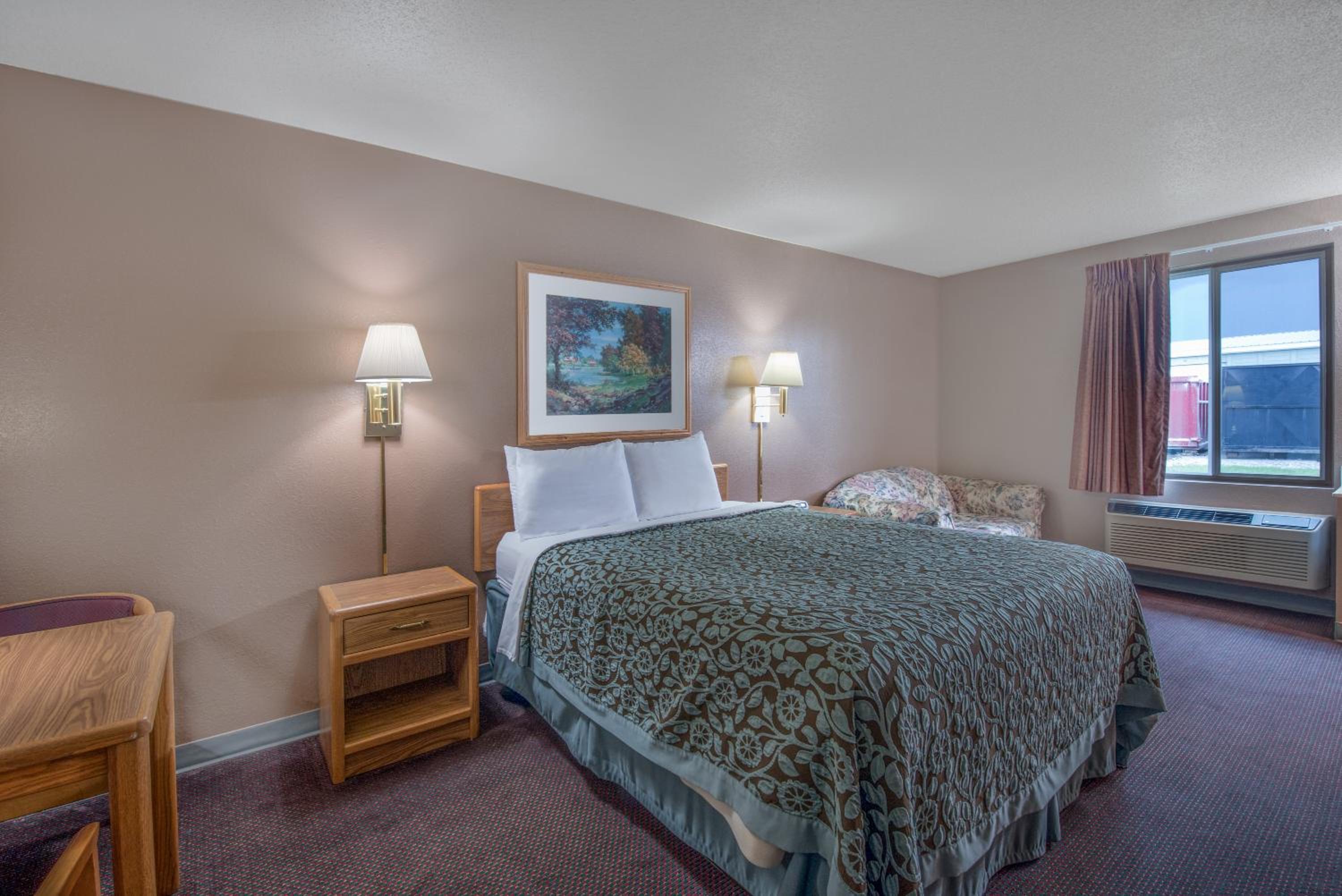 Queen Room - Pet Friendly/Non-Smoking photo 1