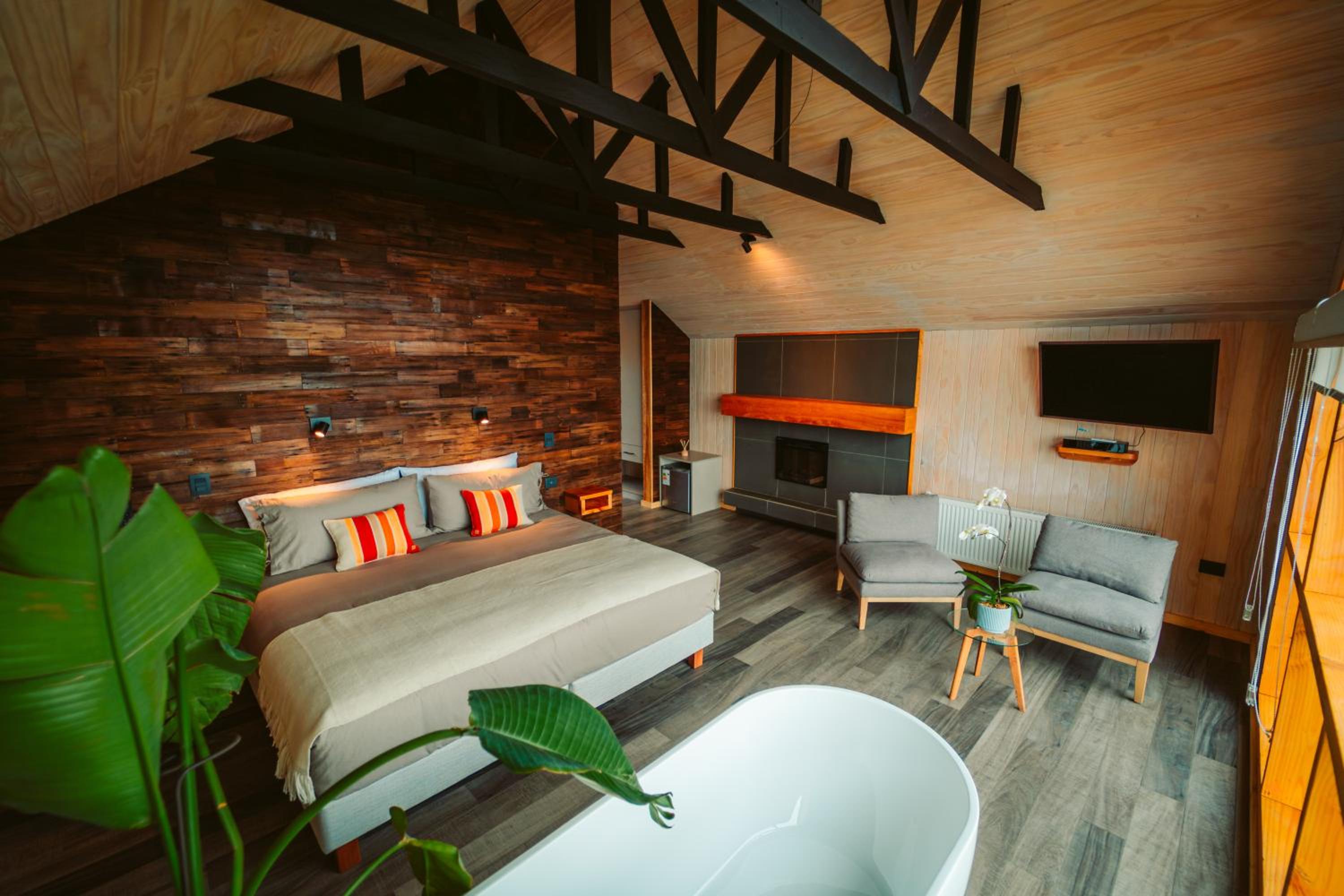 Deluxe Double Room with Bath photo 3