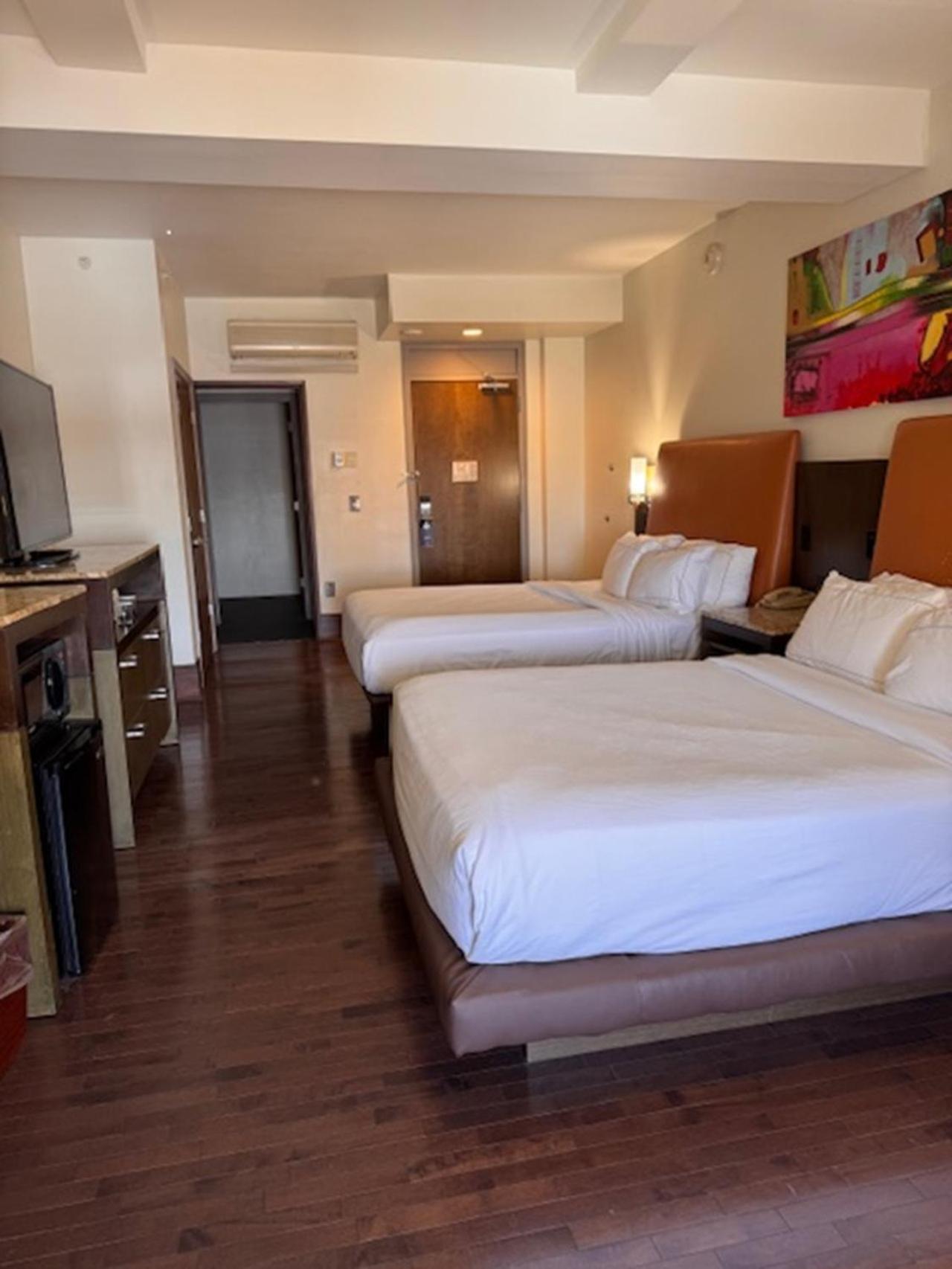 Queen Room with Two Queen Beds - Photo 3