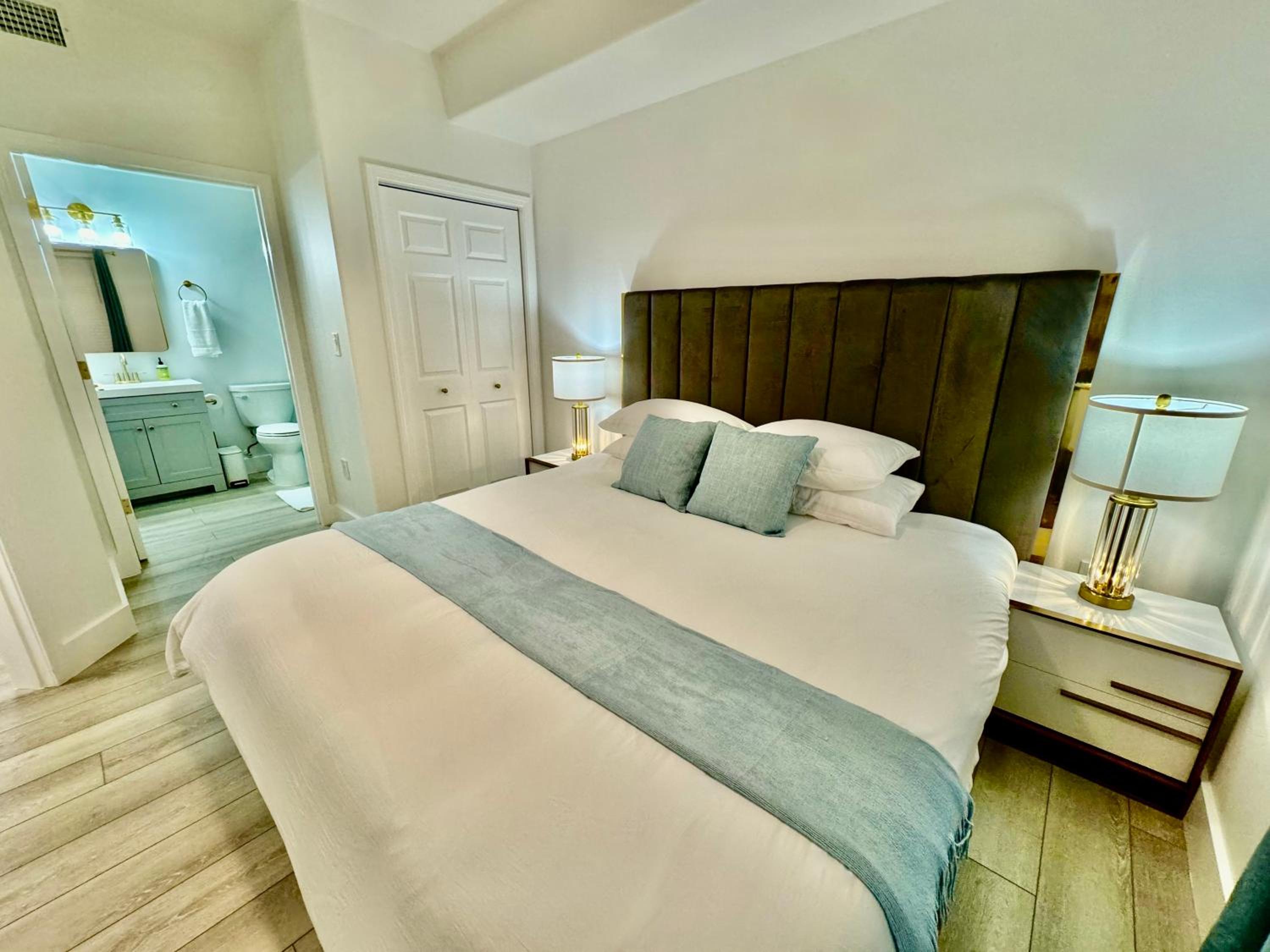 One-Bedroom Apartment with Lake View
