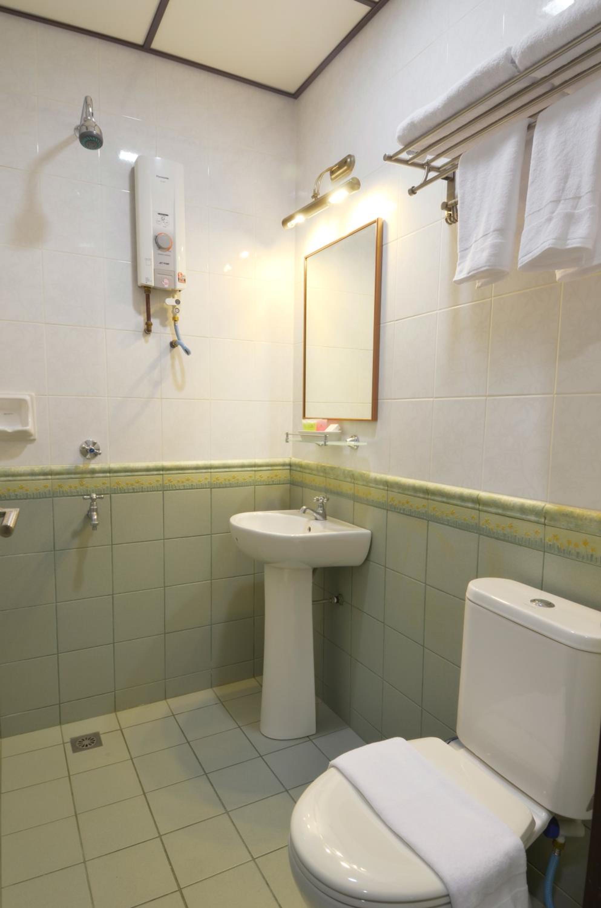 Standard Queen Room - Photo 5