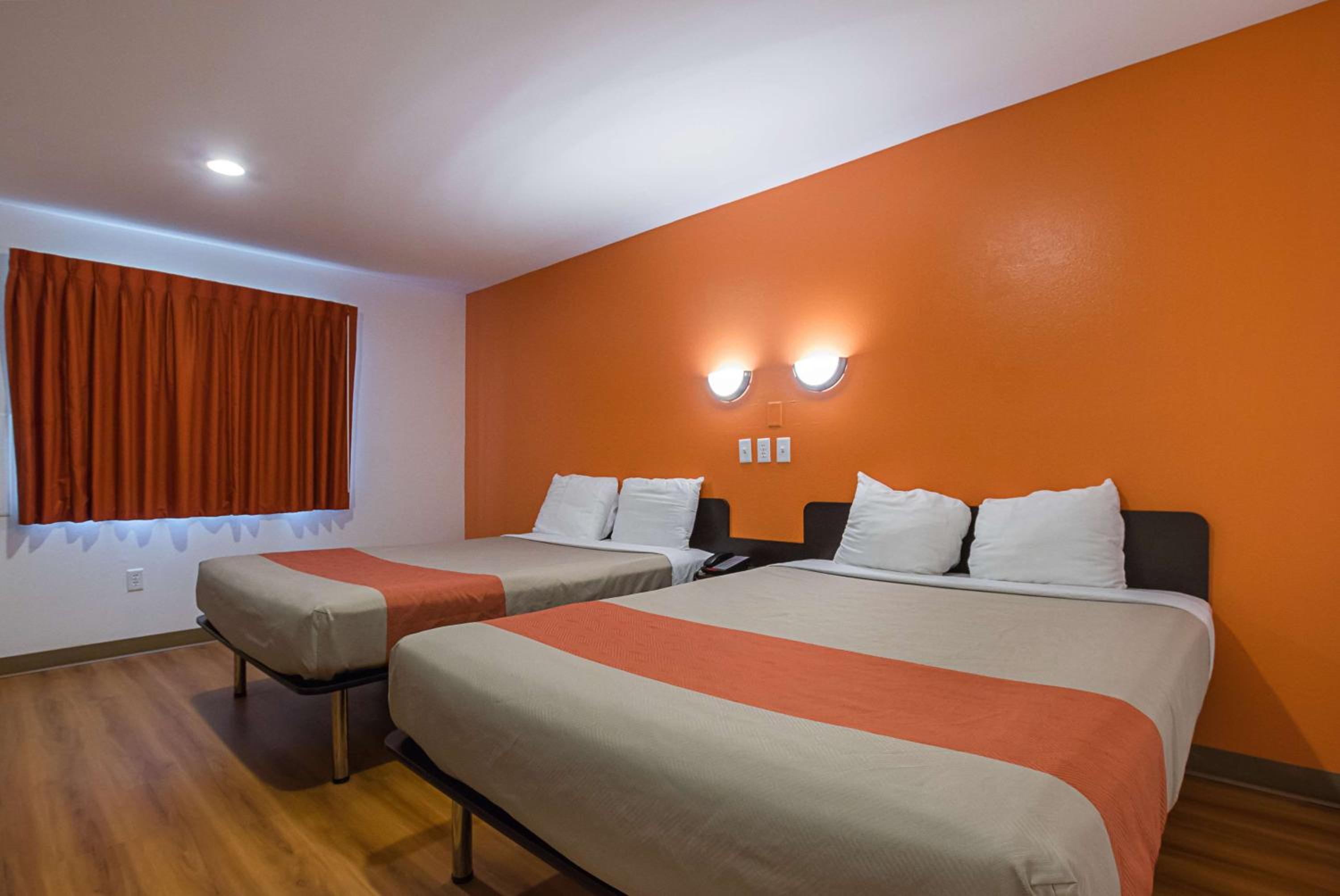 Queen Room with Two Queen Beds - Non-Smoking - Photo 1
