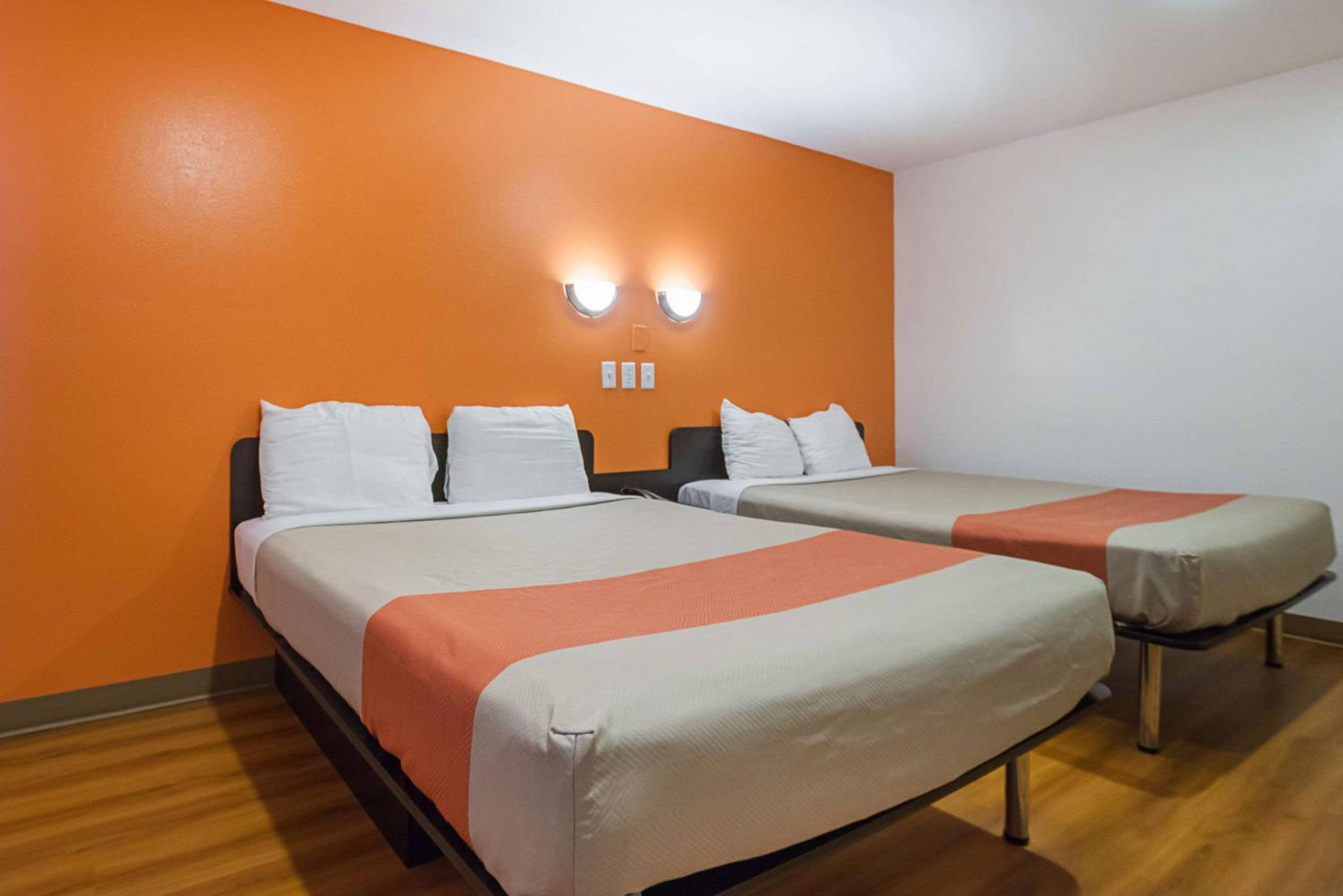 Queen Room with Two Queen Beds - Non-Smoking - Photo 2