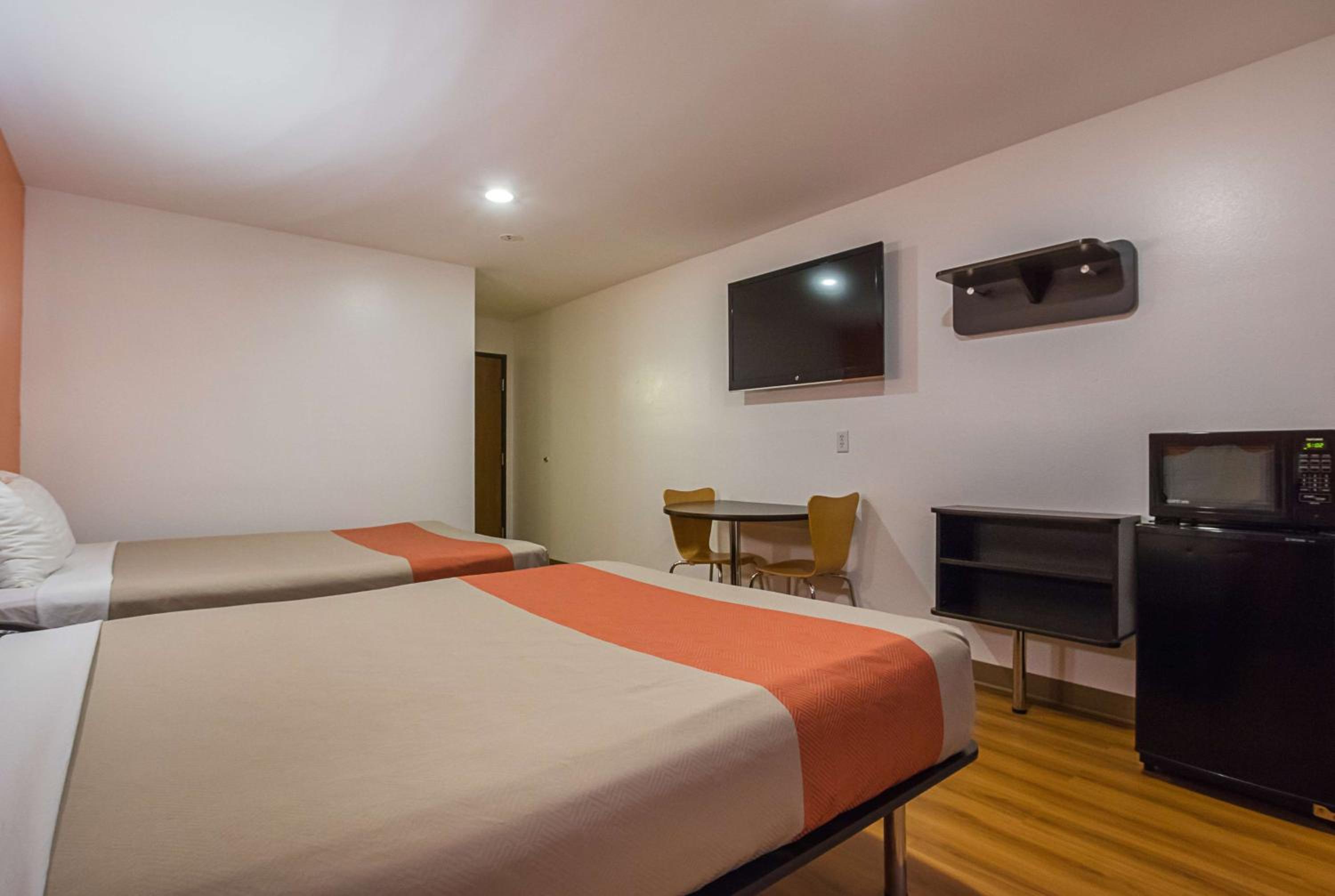 Queen Room with Two Queen Beds - Non-Smoking - Photo 3