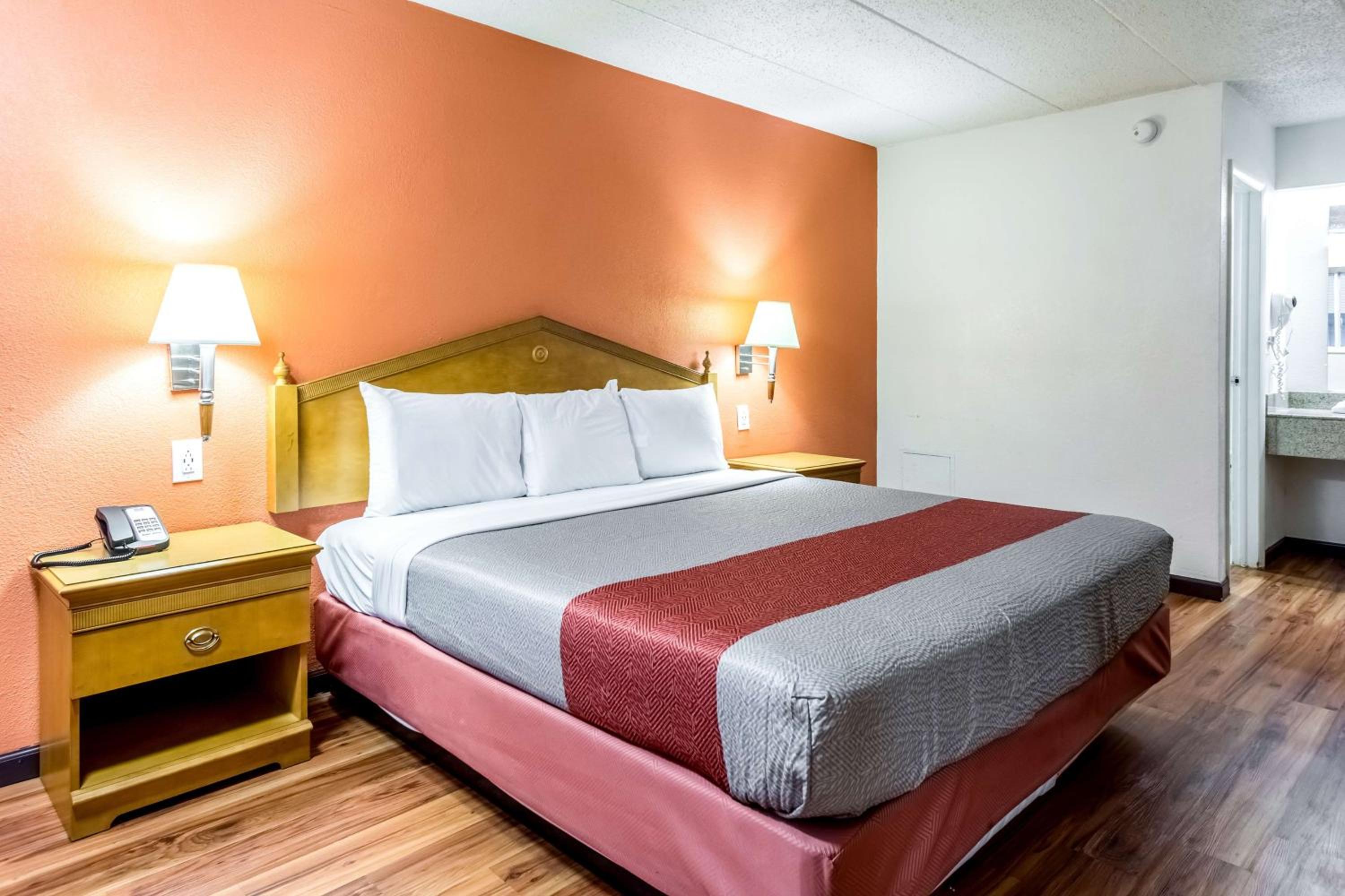 King Room - Non-Smoking - Photo 8