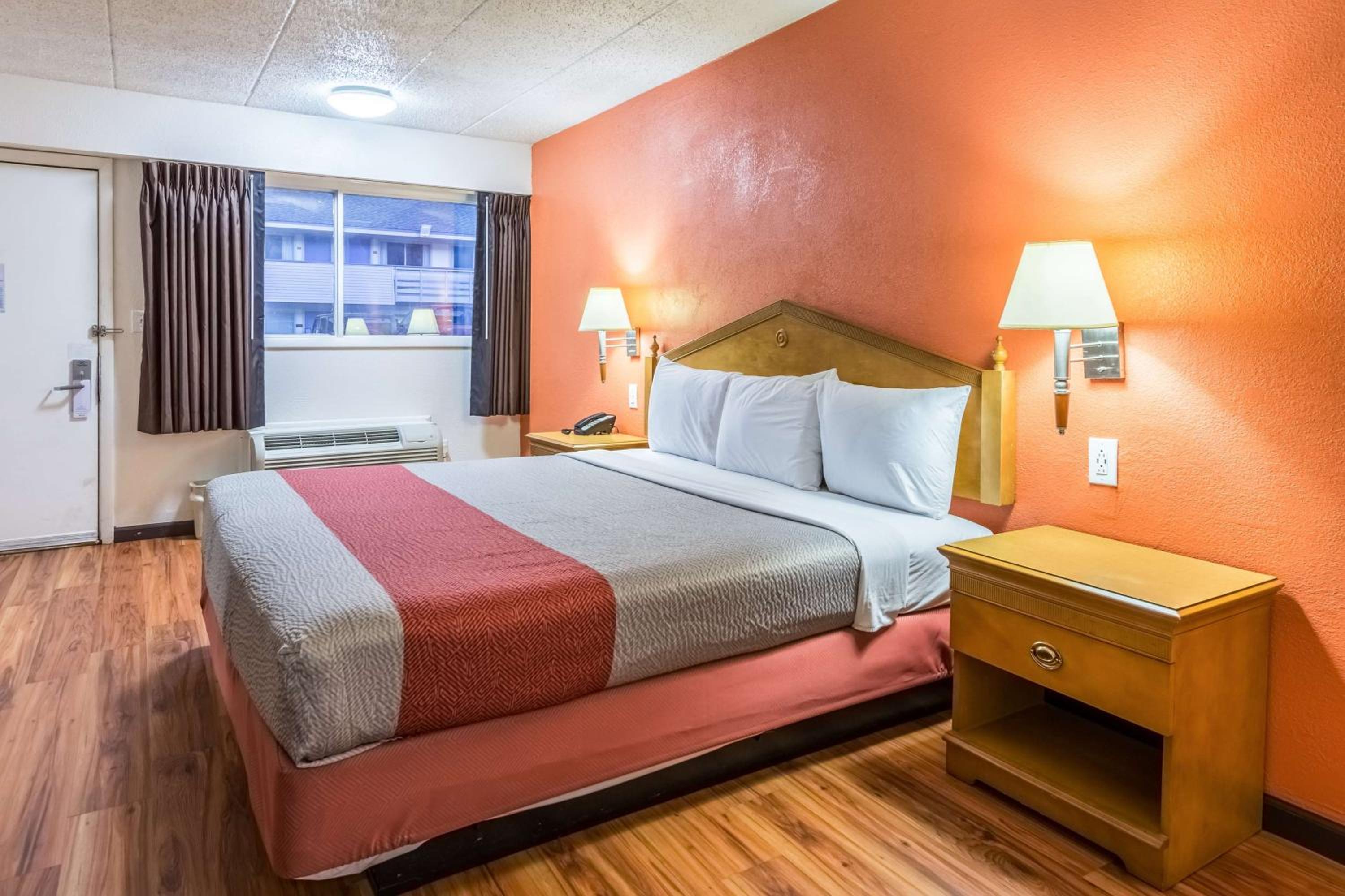 King Room - Non-Smoking - Photo 7