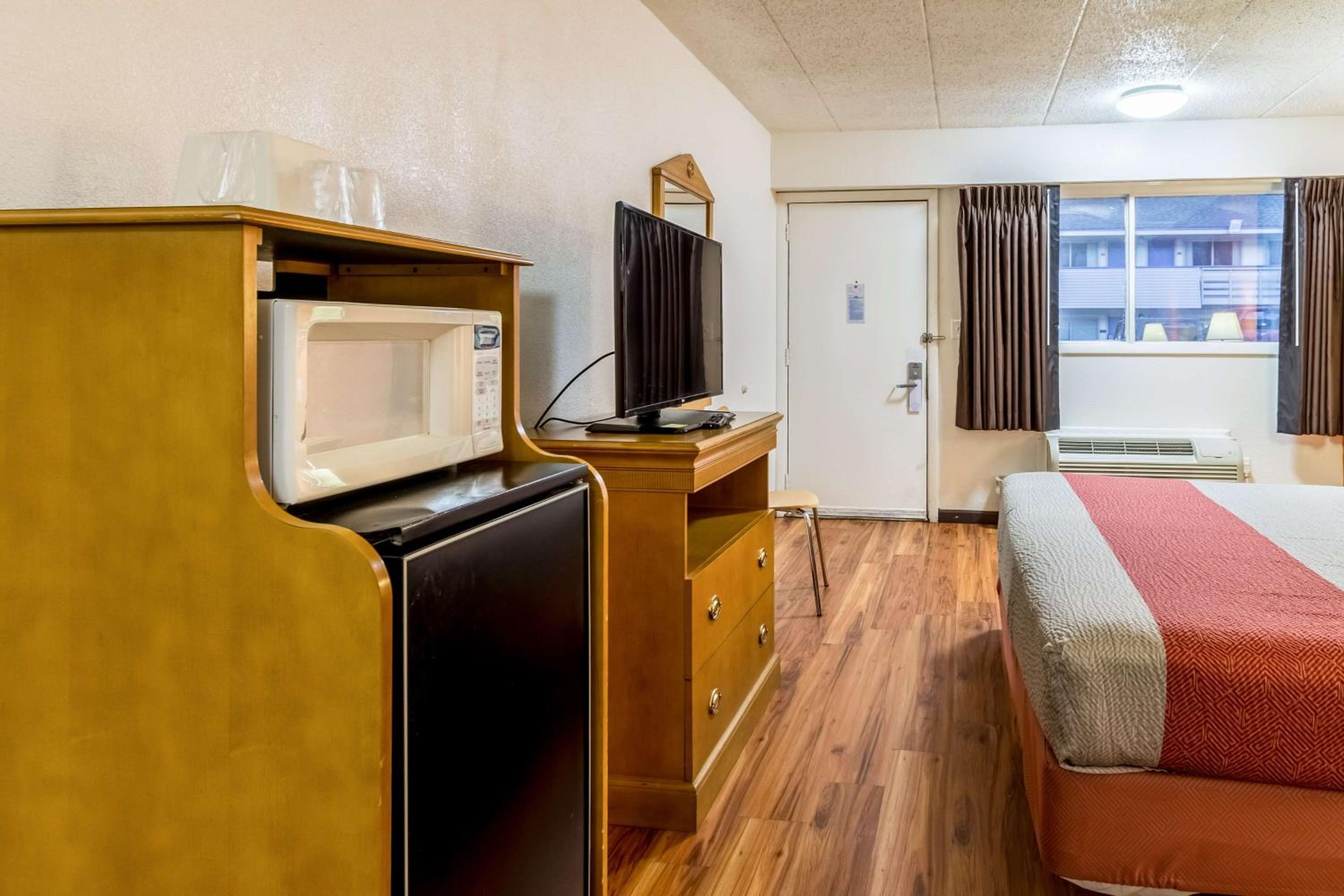 King Room - Non-Smoking - Photo 6