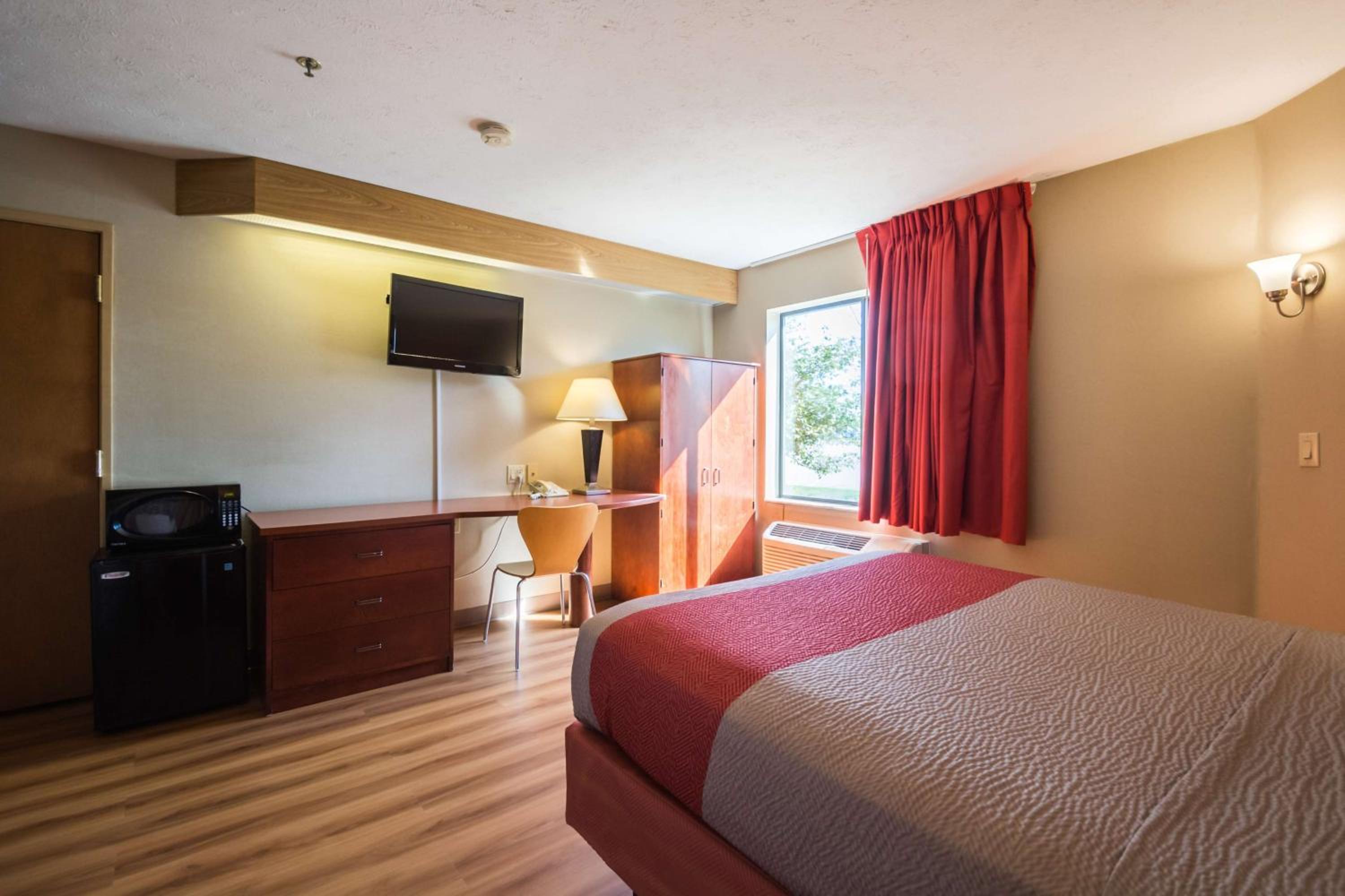 King Room - Non-Smoking - Photo 6