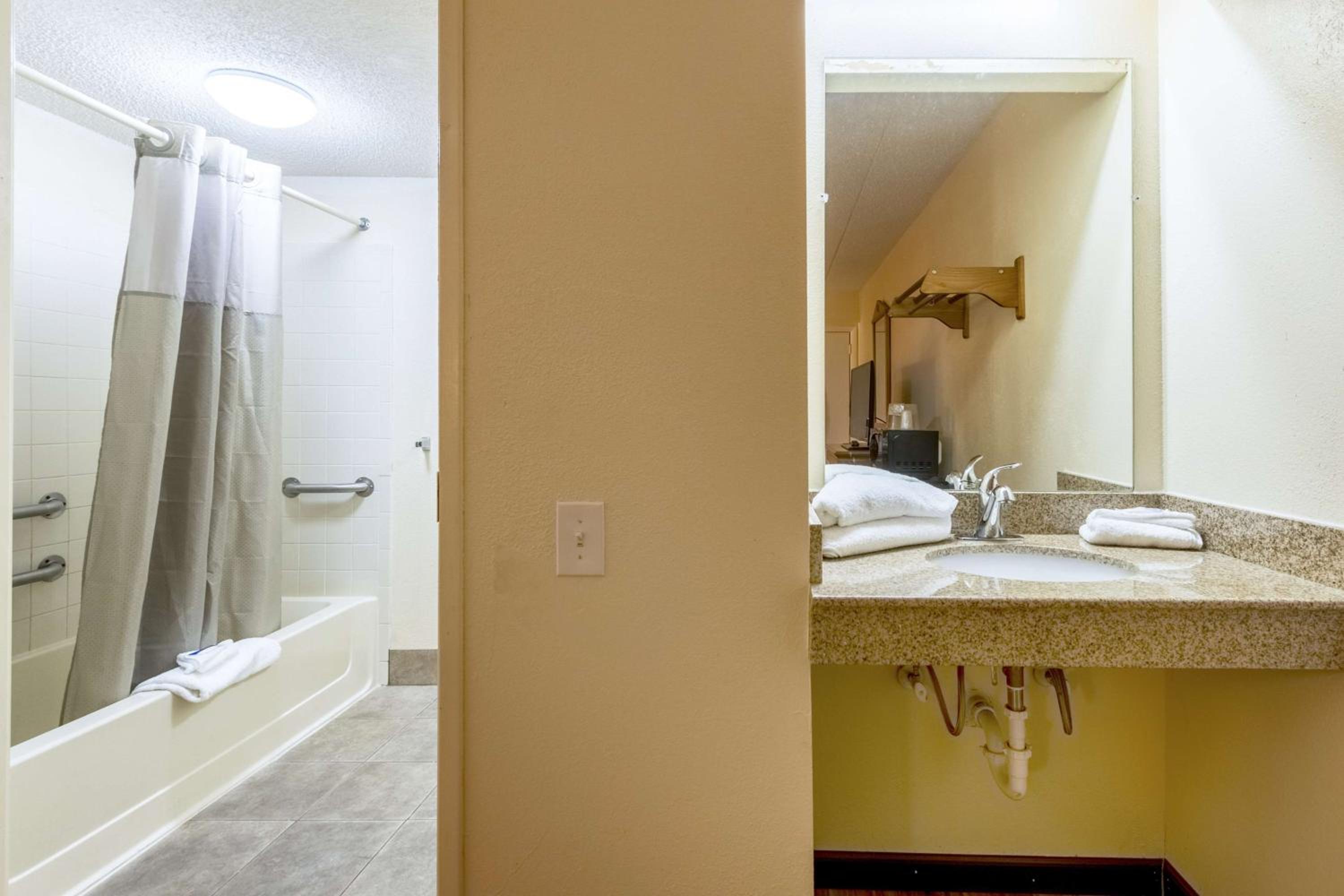 King Room - Disability Access - Non-Smoking - Photo 2