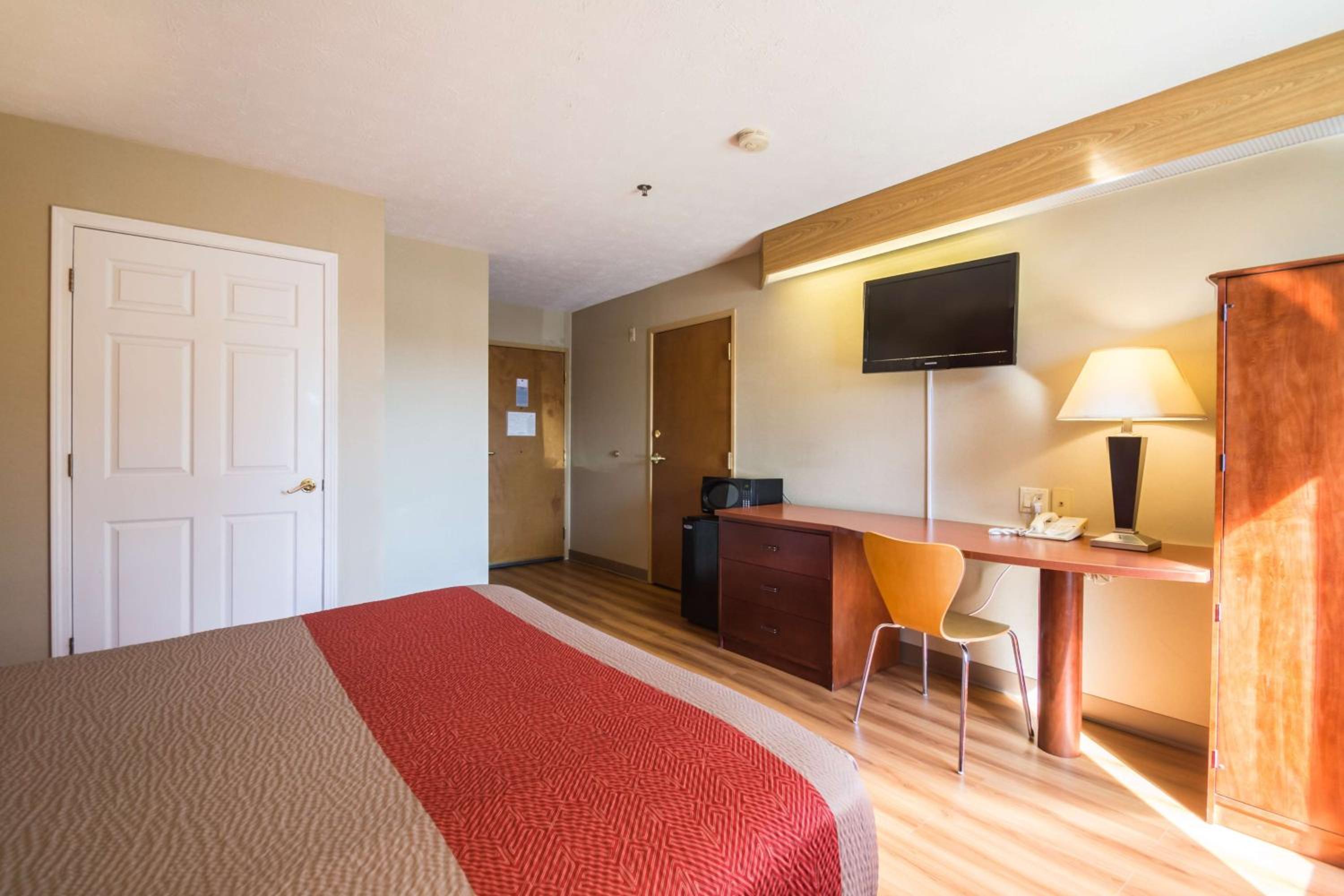 King Room - Non-Smoking - Photo 5