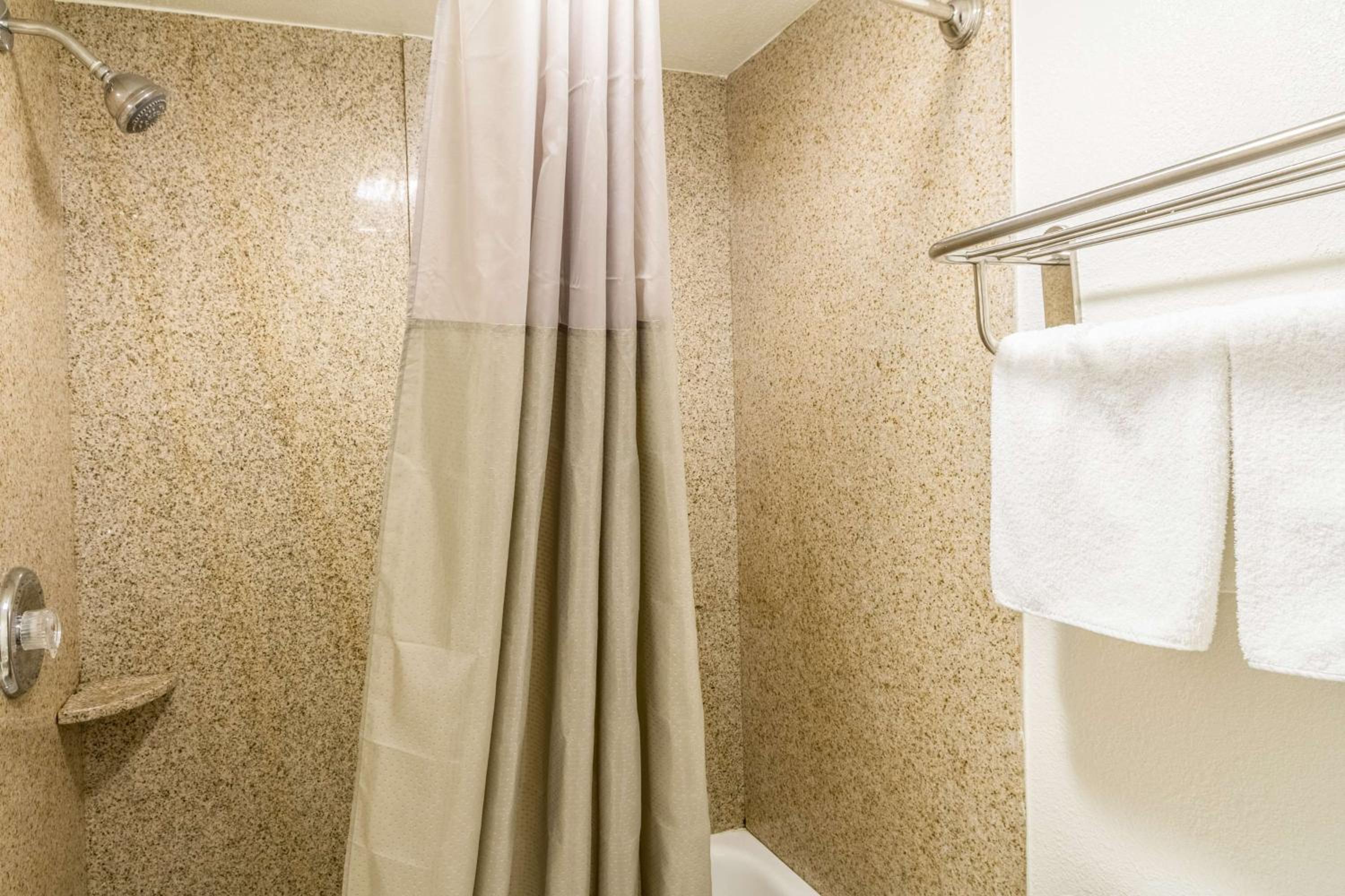 Quadruple Room - Non-Smoking - Photo 8