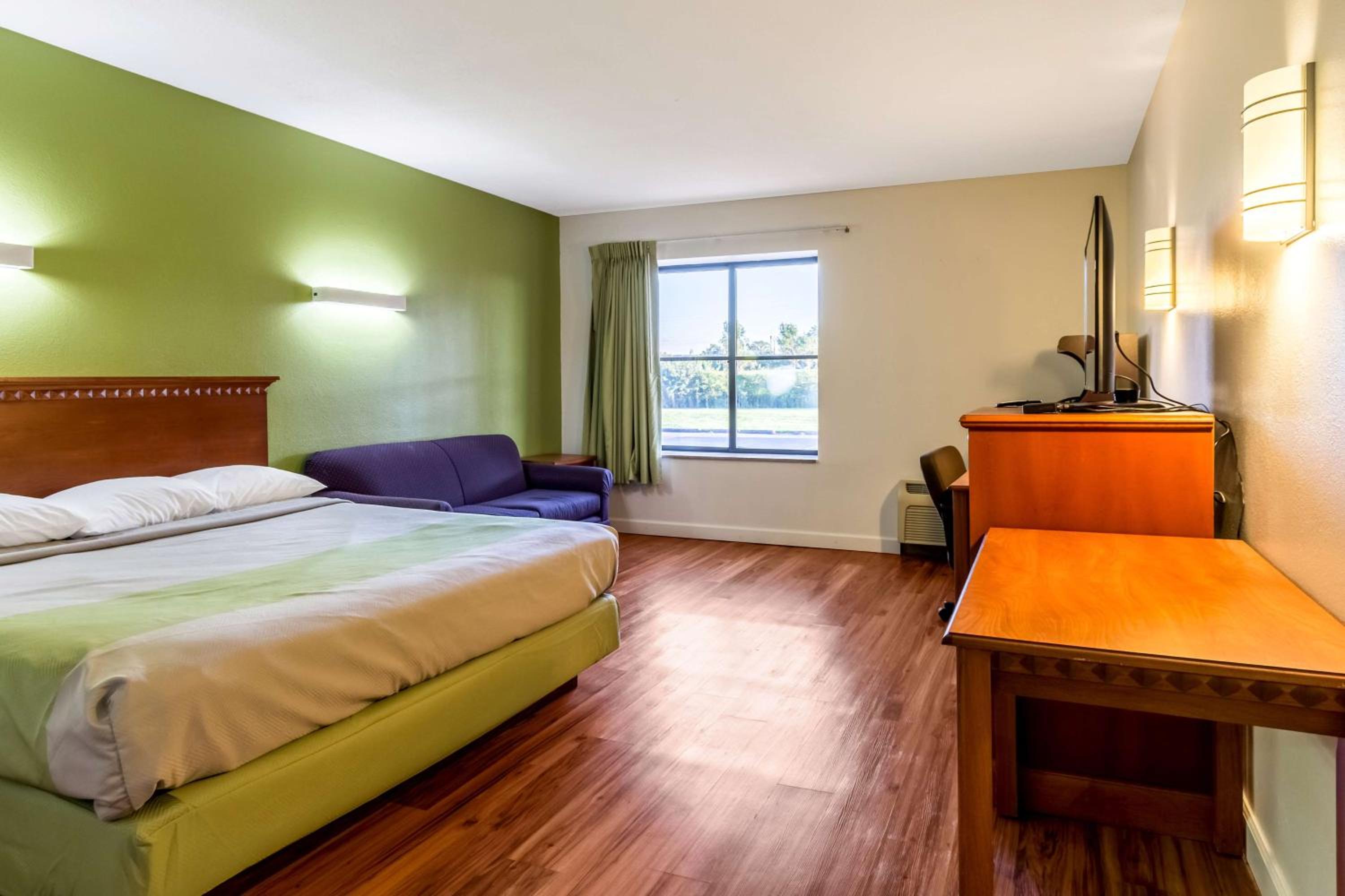 Deluxe King Room - Non-Smoking - Photo 3