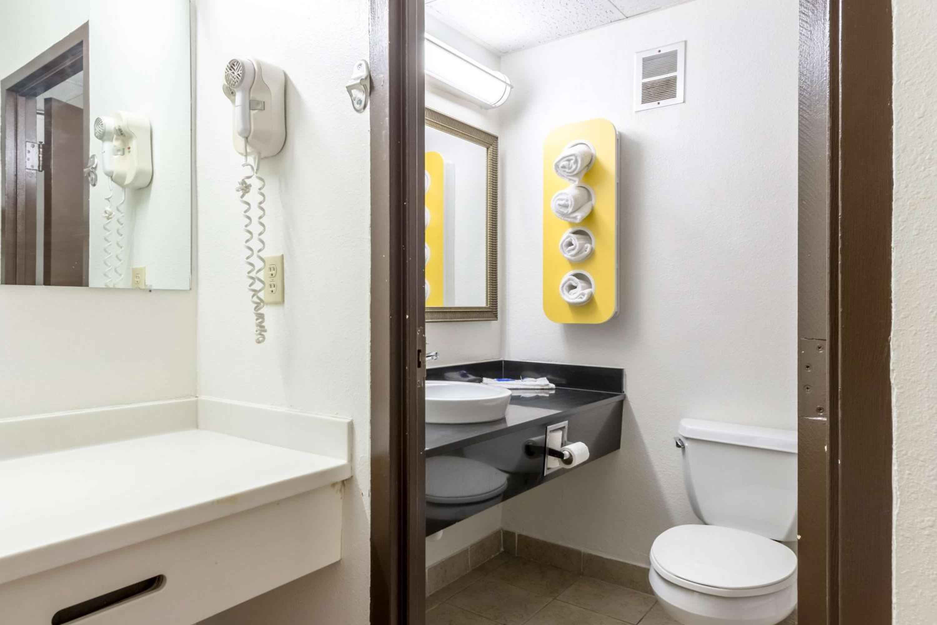 Deluxe King Room - Non-Smoking - Photo 5