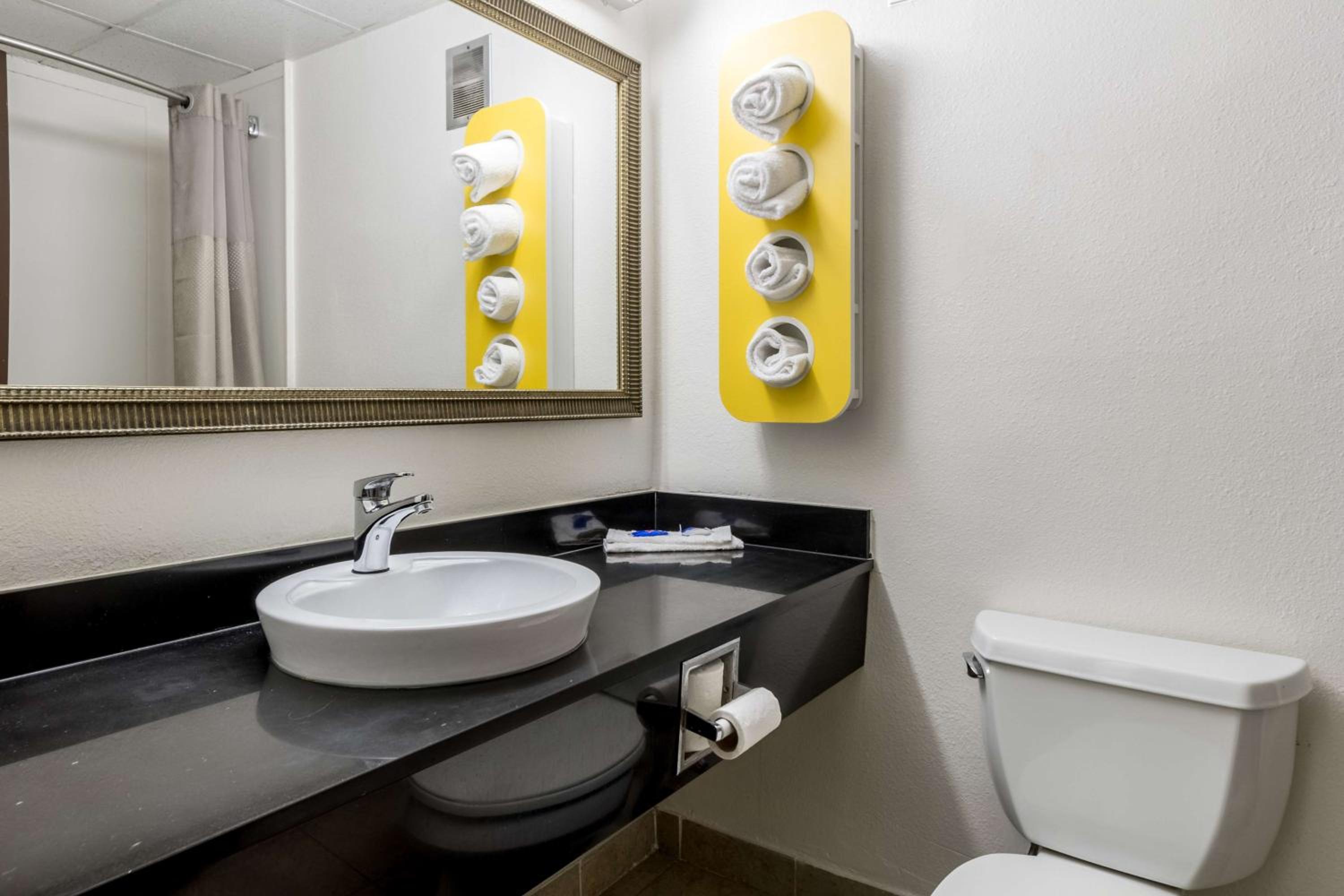 Deluxe King Room - Non-Smoking - Photo 14