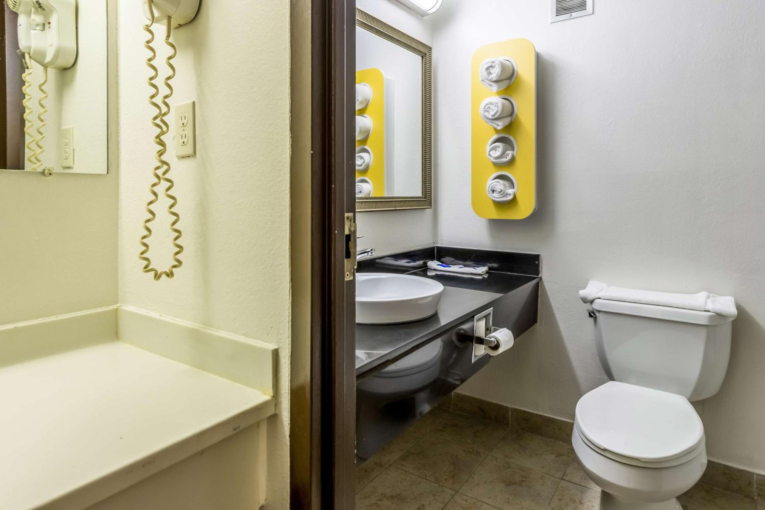 Deluxe King Room - Non-Smoking - Photo 2