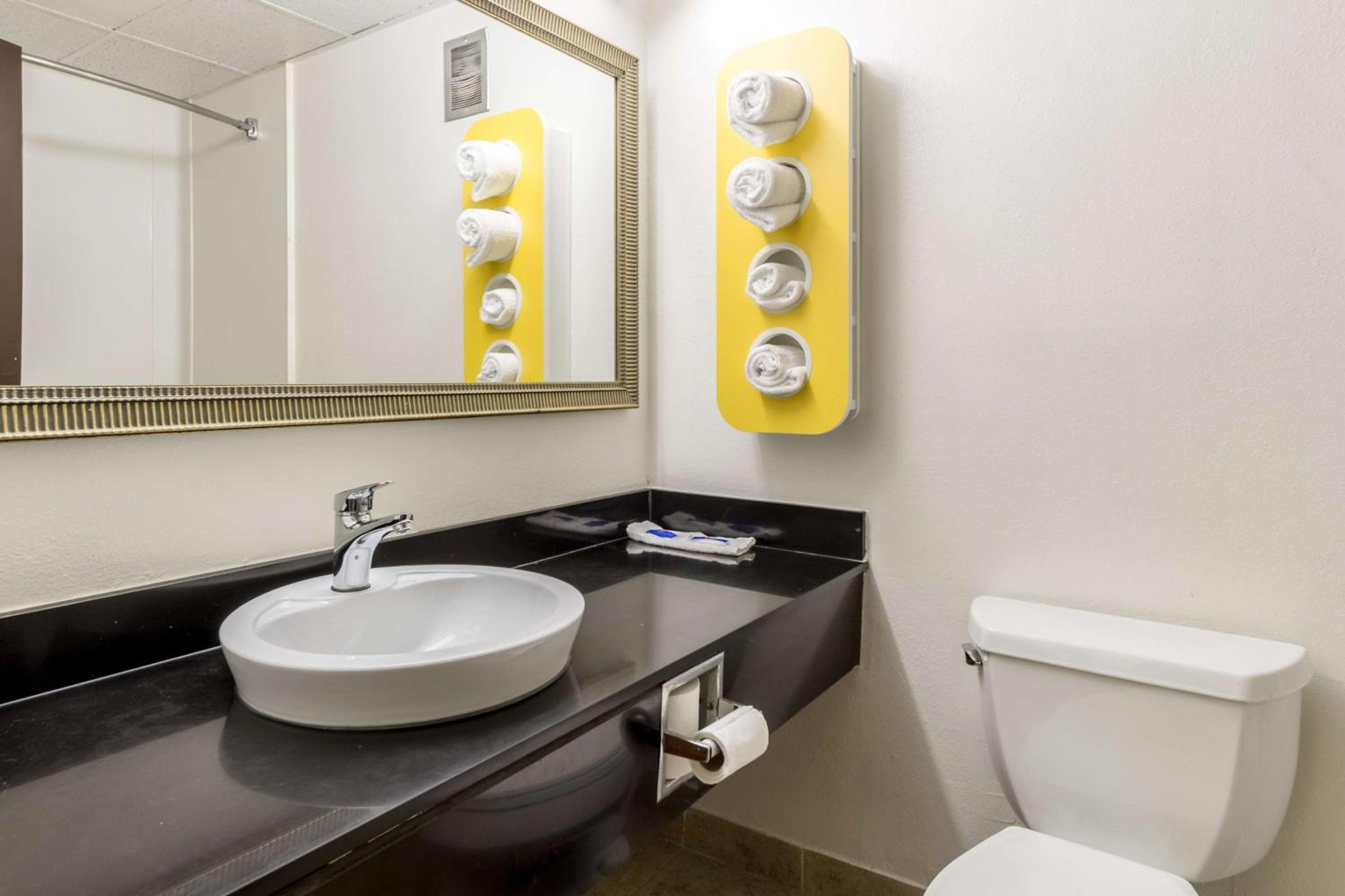 Deluxe King Room - Non-Smoking - Photo 4