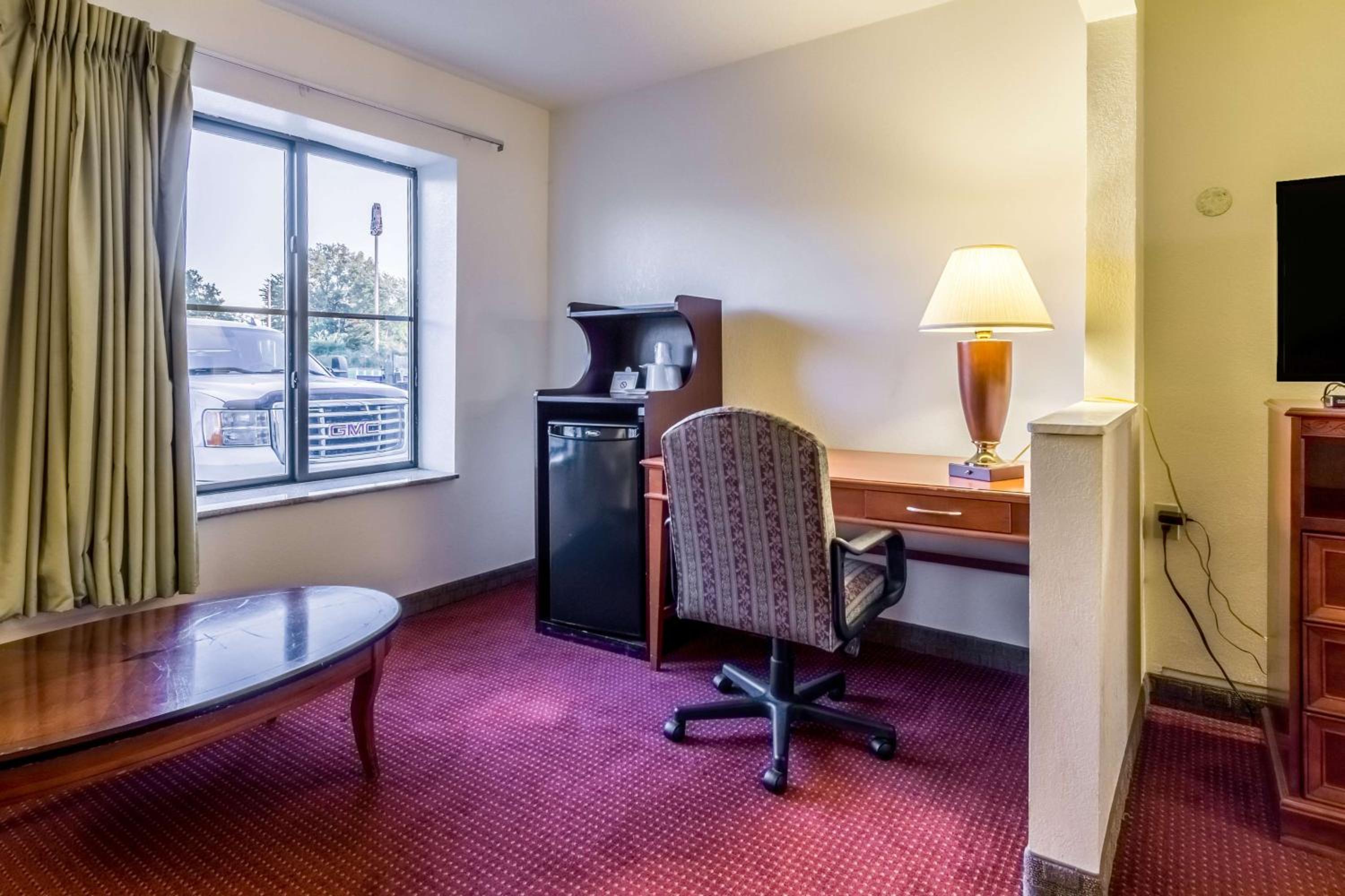 Deluxe King Room - Non-Smoking - Photo 12