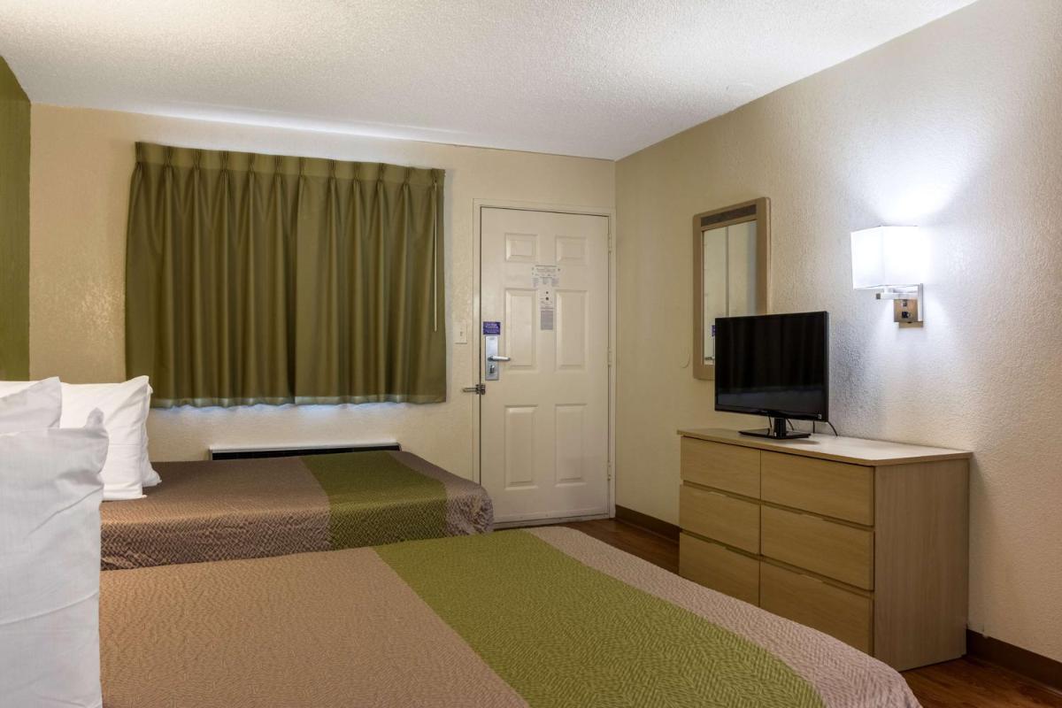 Quadruple Room - Non-Smoking photo 3