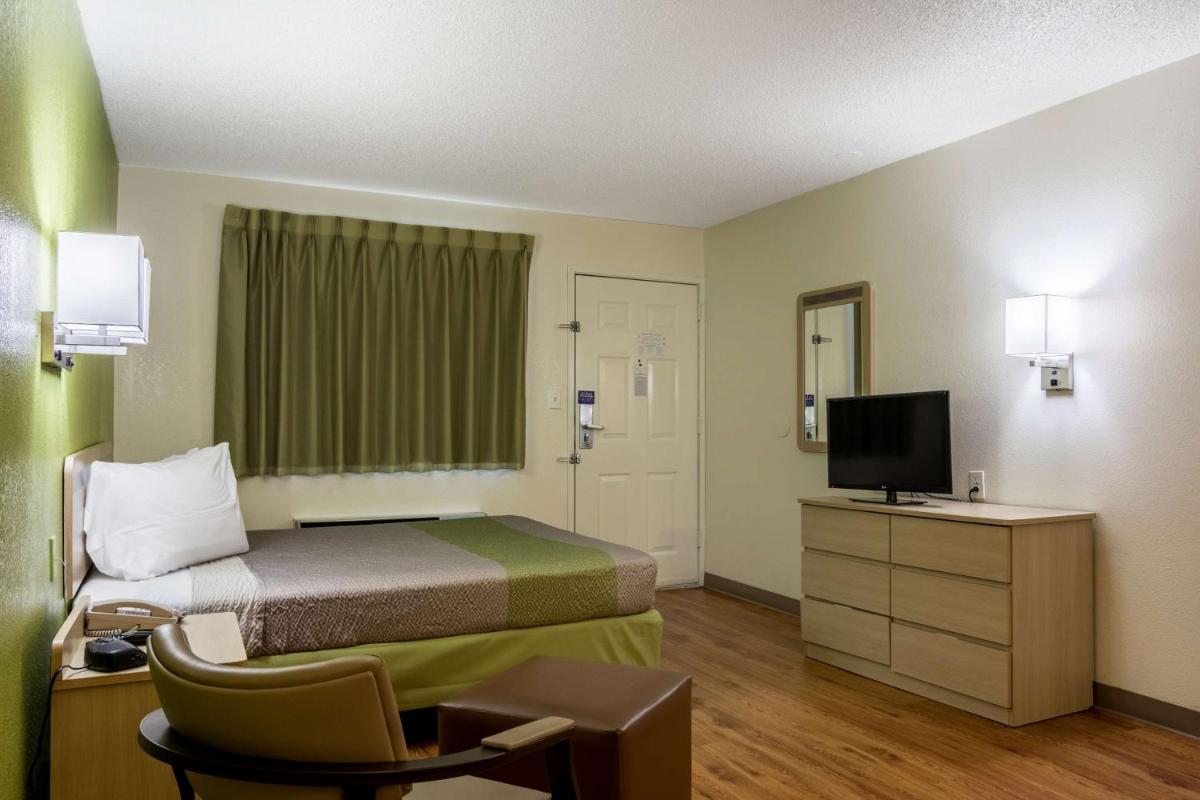 Queen Room - Non-Smoking photo 1