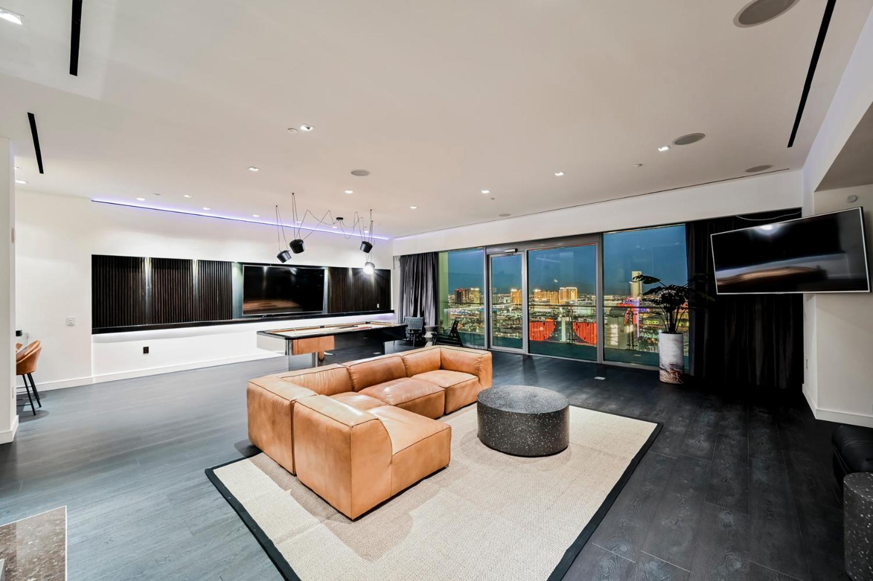 Exclusive 4,000sqft Penthouse | Full Strip View & Private Balcony photo 1