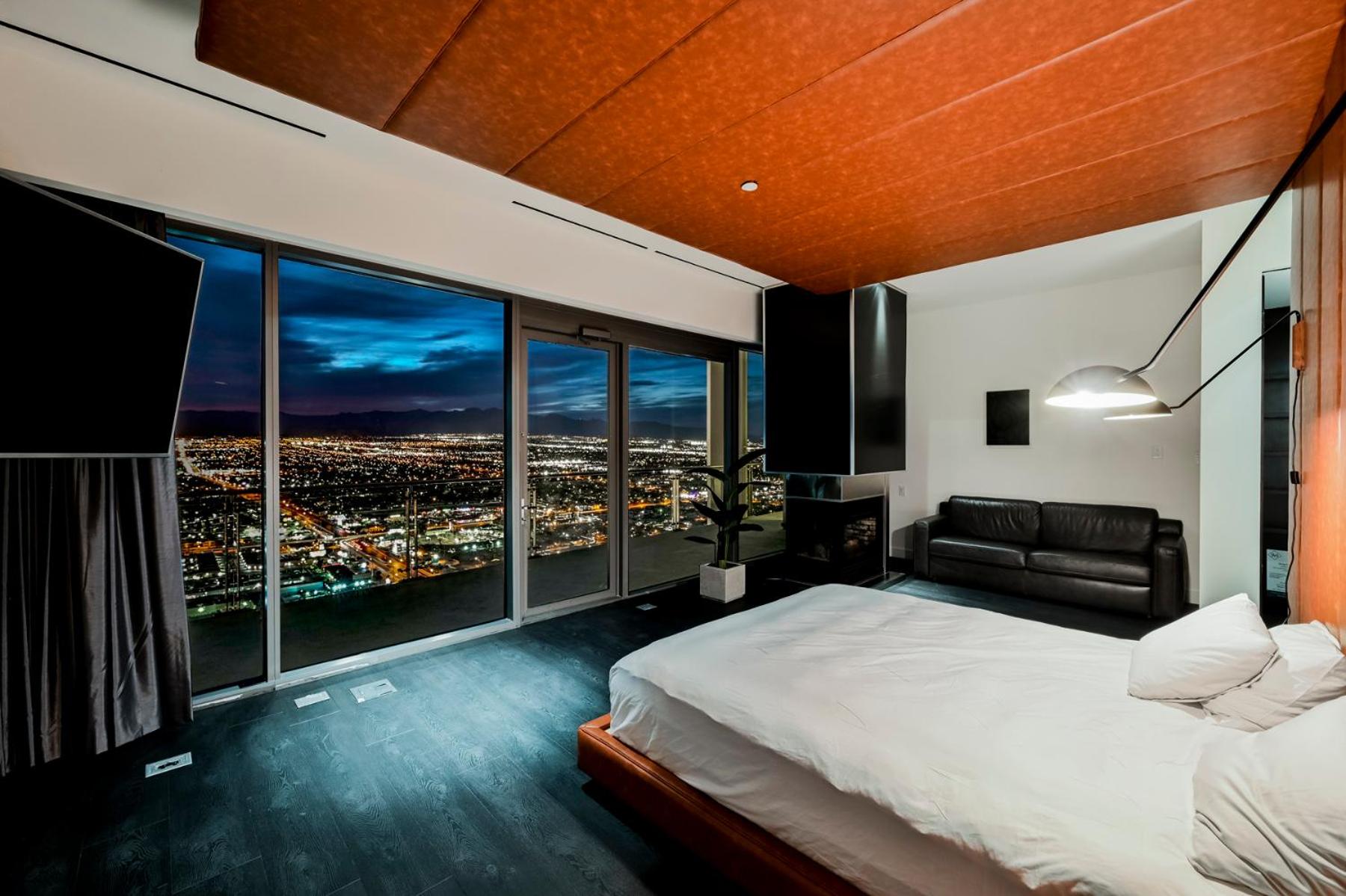 Exclusive 4,000sqft Penthouse | Full Strip View & Private Balcony photo 2
