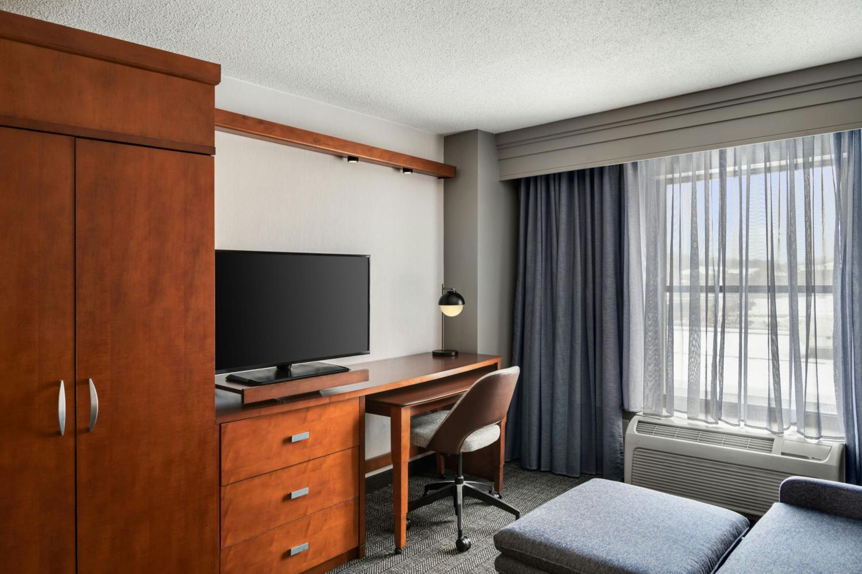 One-Bedroom King Suite with Sofa Bed - Photo 3